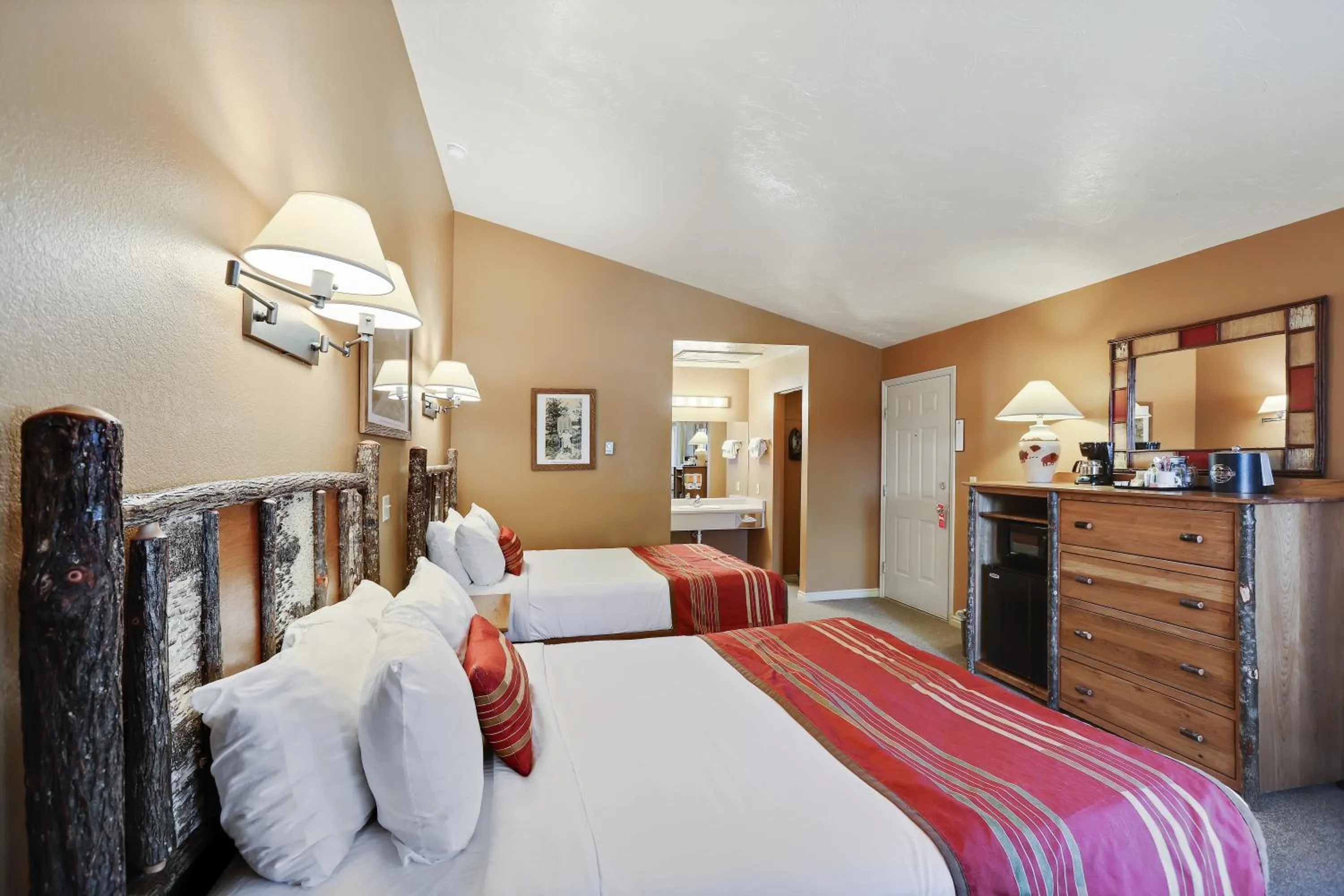 Coffee/tea facilities, Bed in Headwaters Lodge & Cabins at Flagg Ranch