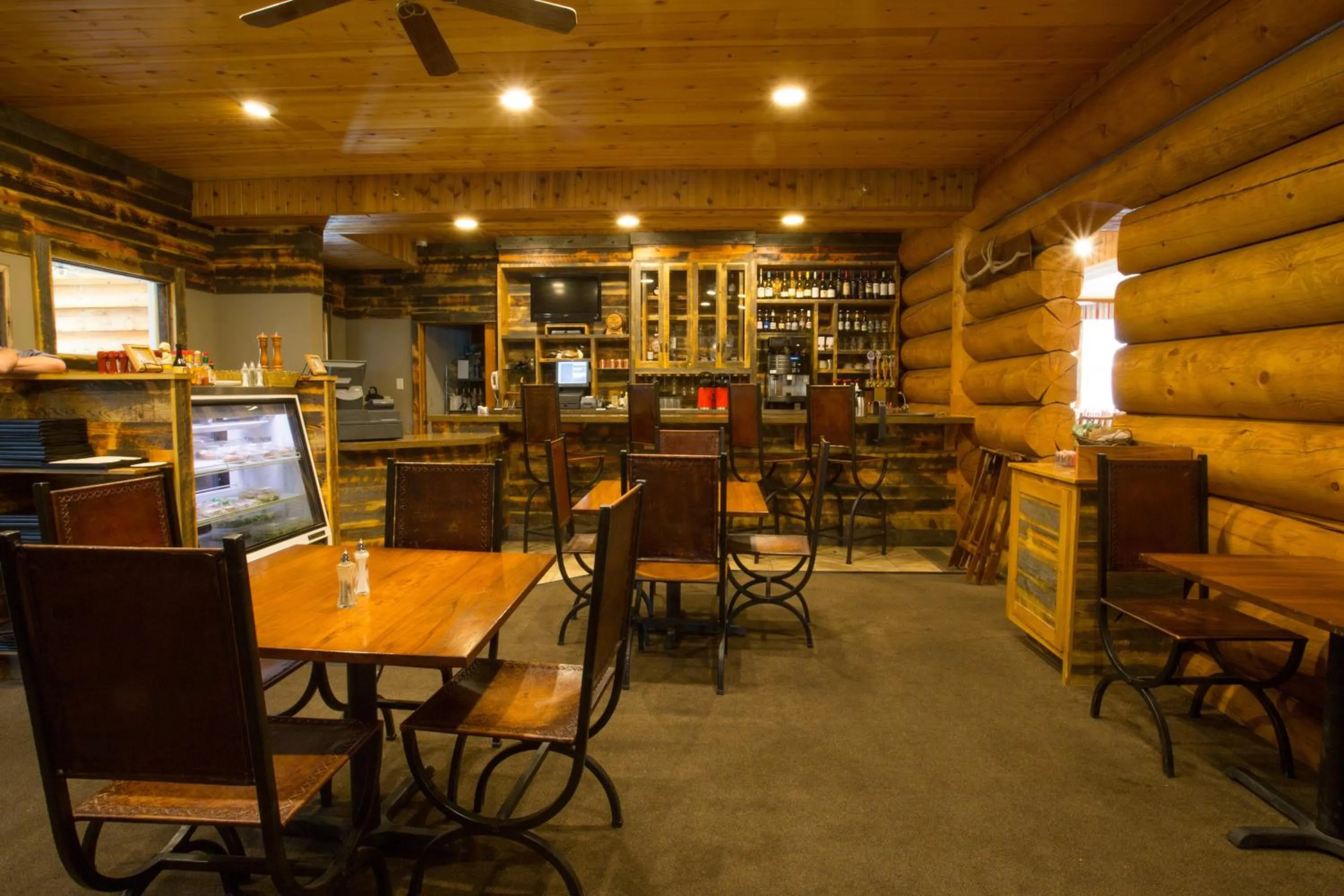 Lounge or bar in Headwaters Lodge & Cabins at Flagg Ranch