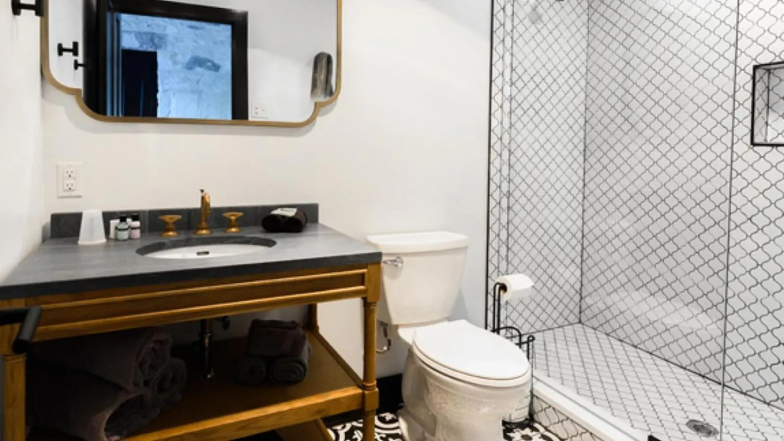 Shower in Hotel Giles