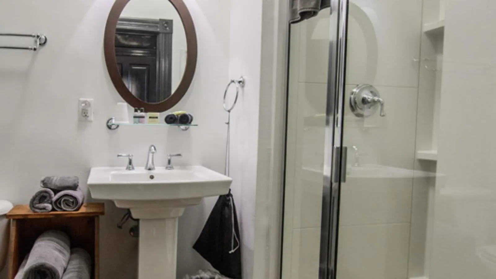 Shower in Hotel Giles