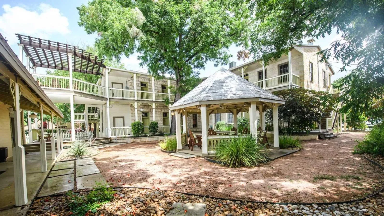 Property building in Hotel Giles