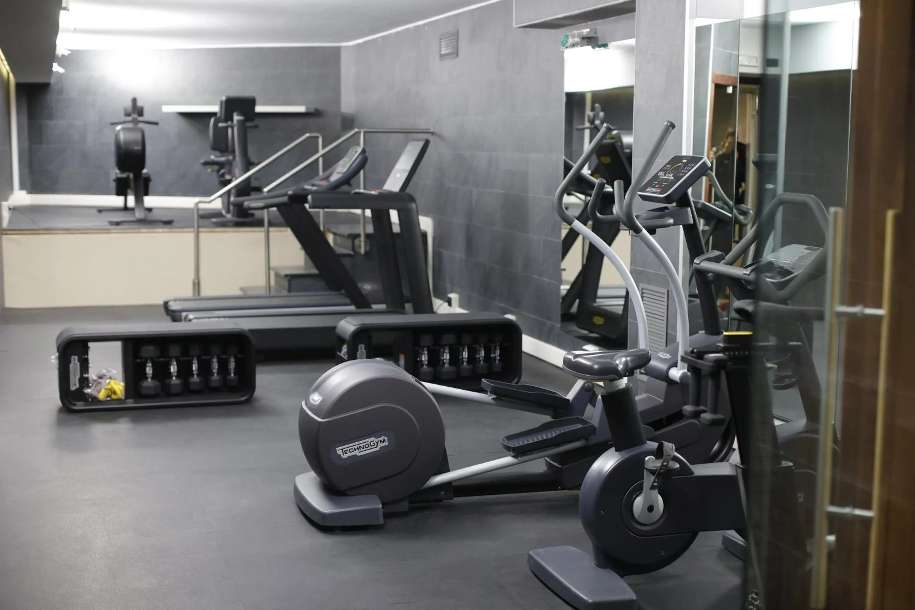 Fitness centre/facilities in Radisson Blu GHR Rome