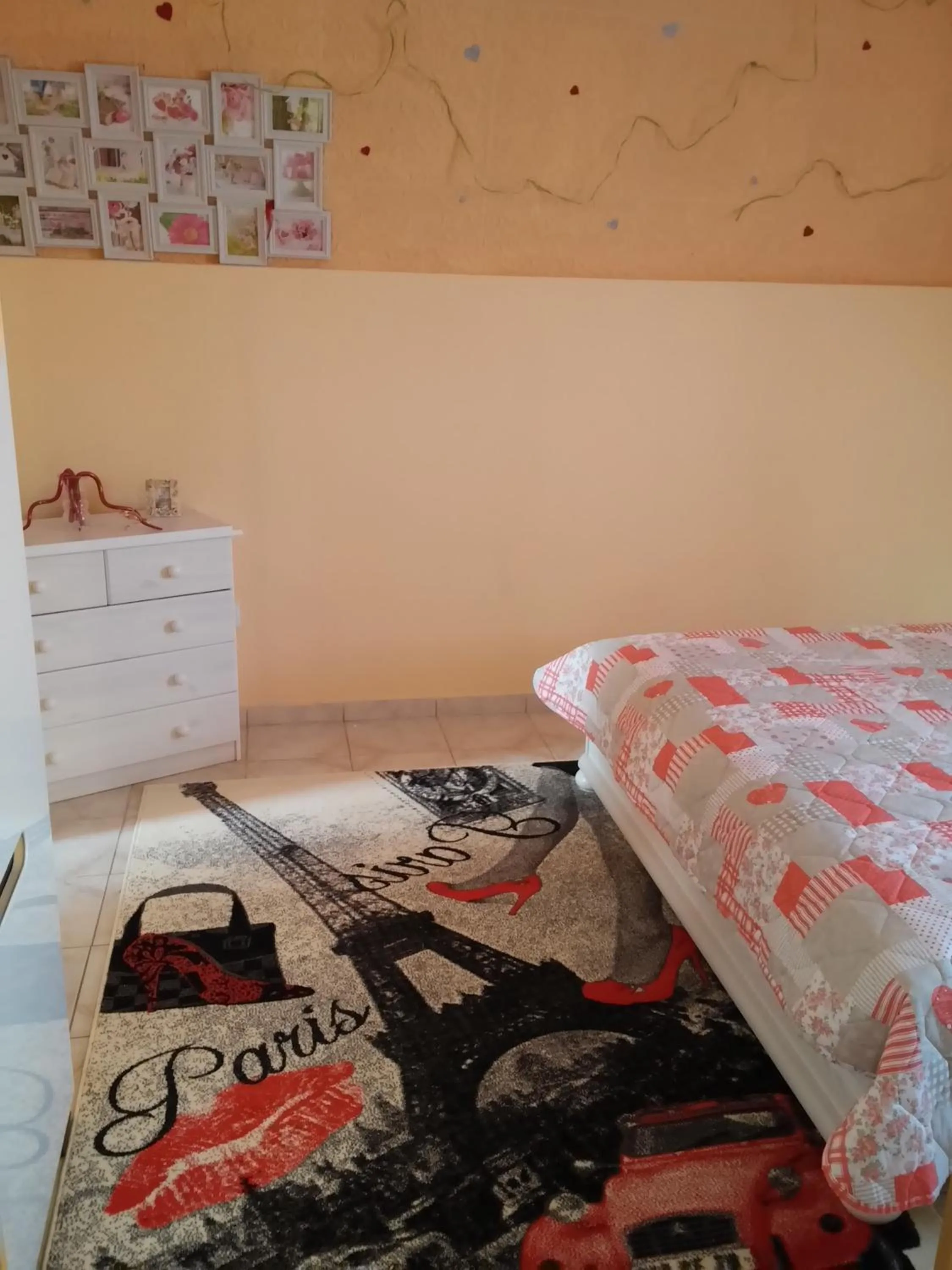 Decorative detail, Bed in Valloris Apartments
