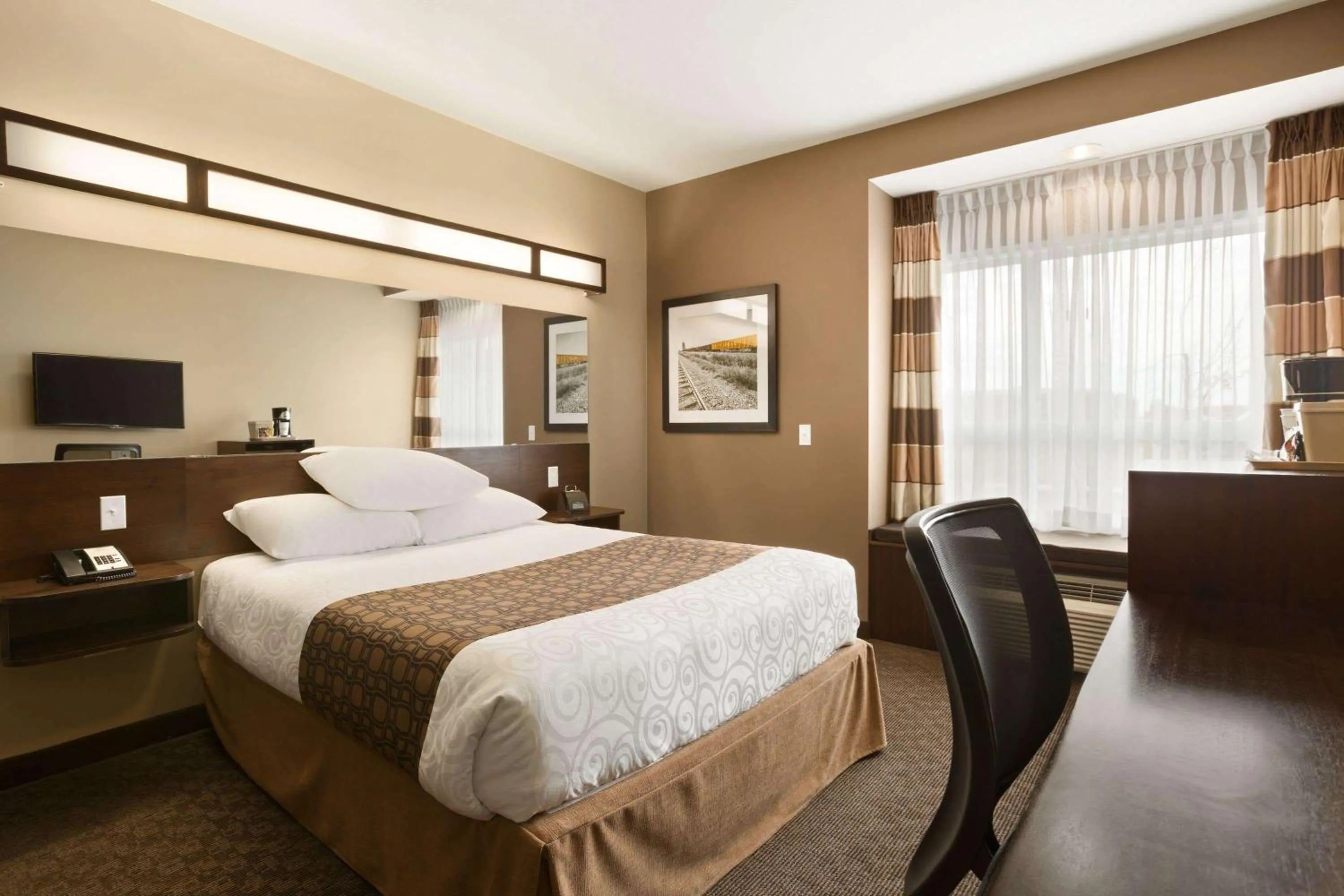 Photo of the whole room, Bed in Microtel Inn & Suites by Wyndham Blackfalds