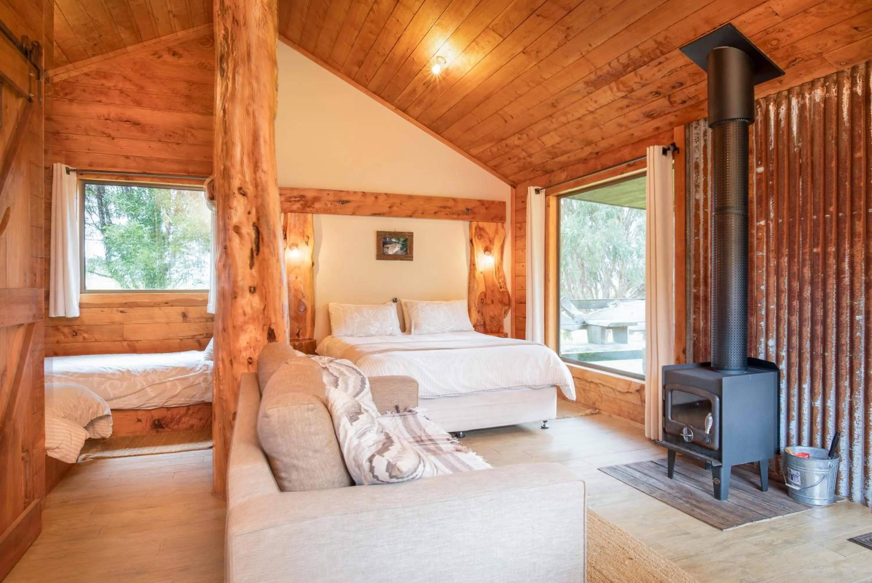 Living room, Bed in Rustic Hut Bush Retreat