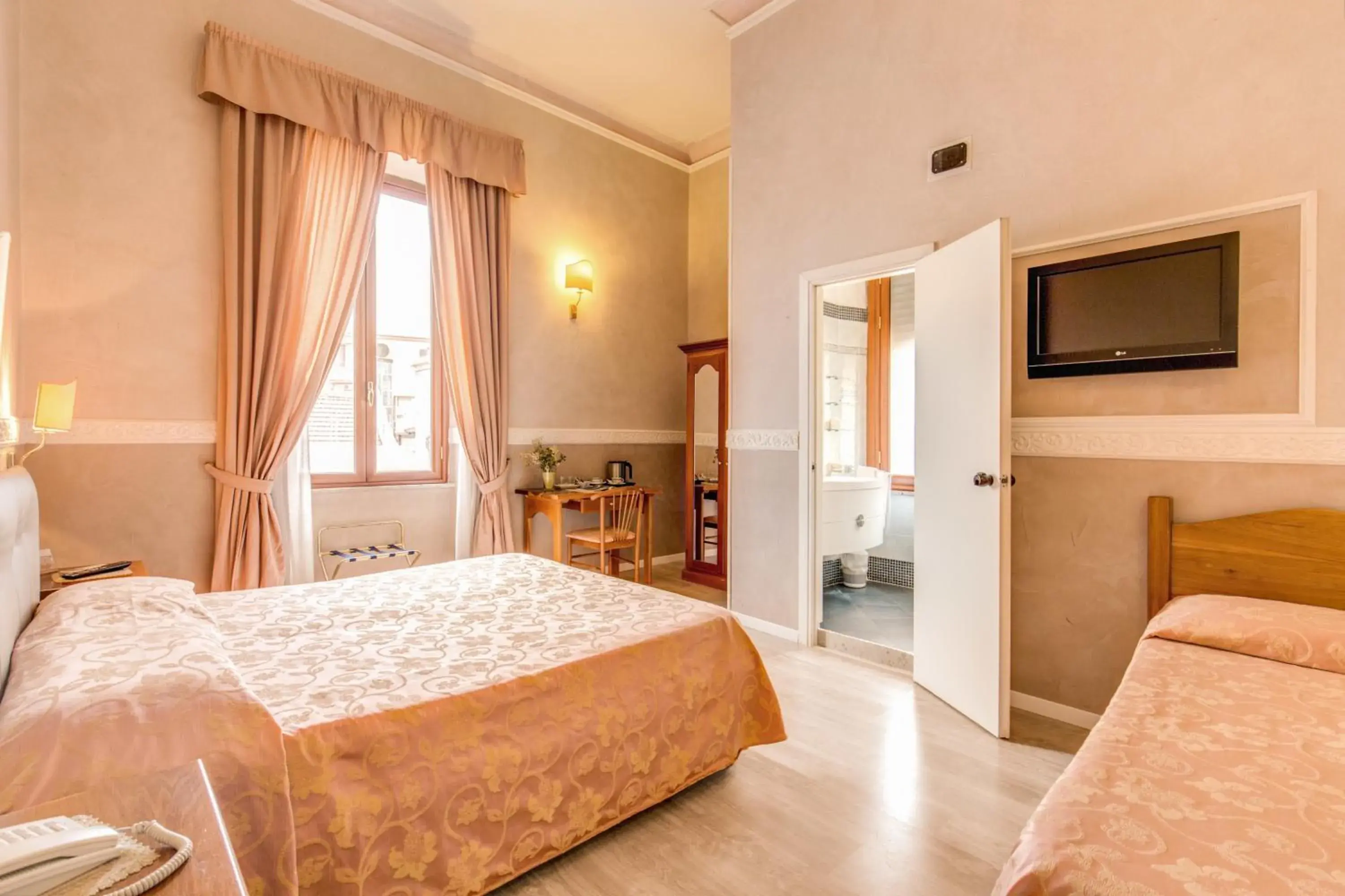 Photo of the whole room, Bed in Hotel Martini Photo of the whole room, Bed in Hotel Martini