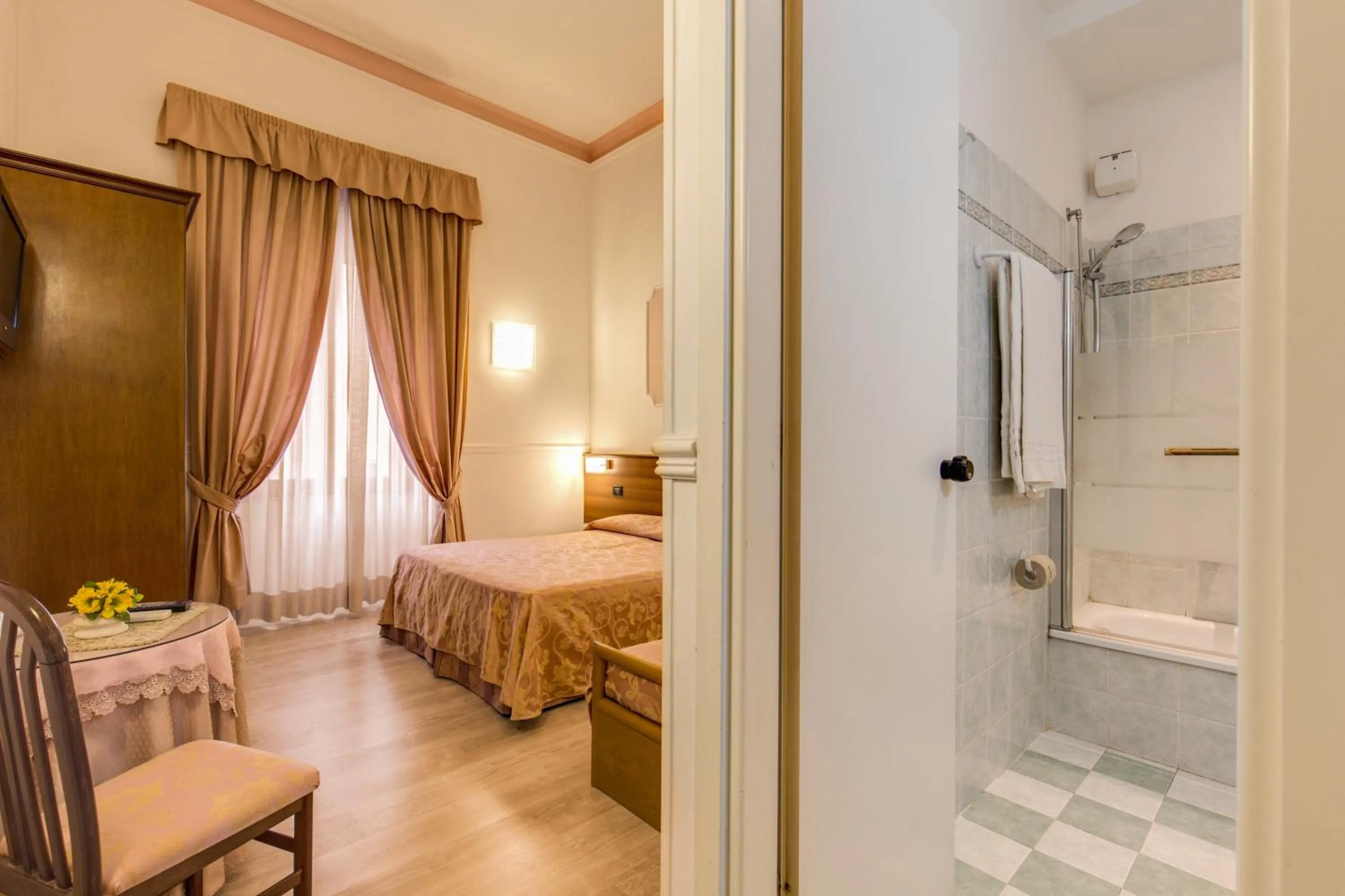 Photo of the whole room, Bed in Hotel Martini