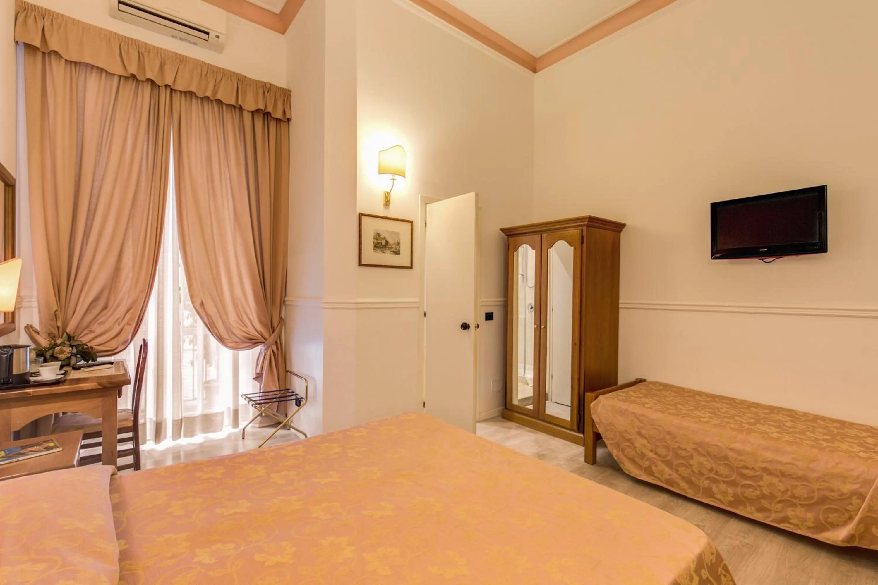 Photo of the whole room, Bed in Hotel Martini