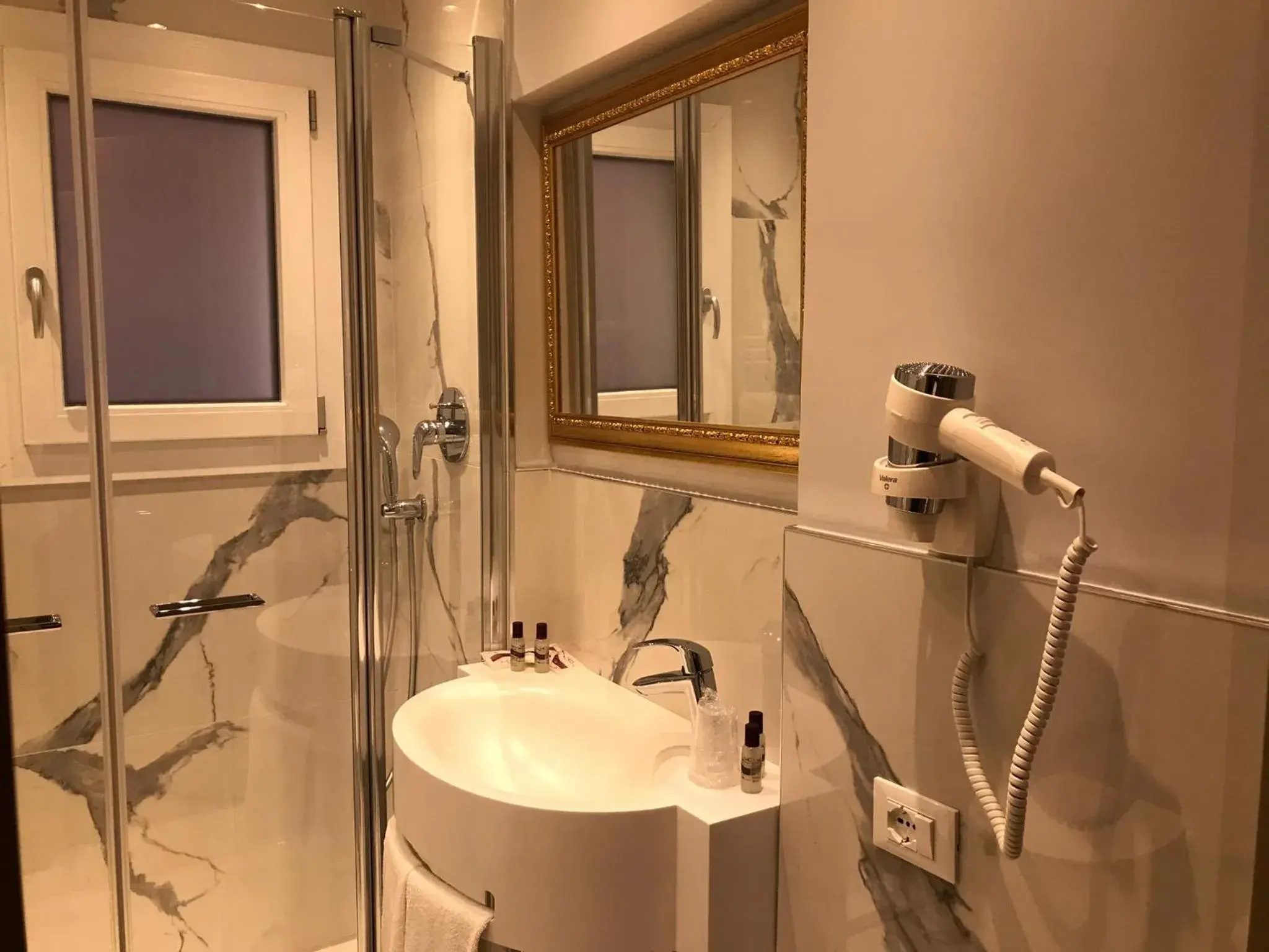 Bathroom in Cà Dell'Arte Palace Bathroom in Cà Dell'Arte Palace