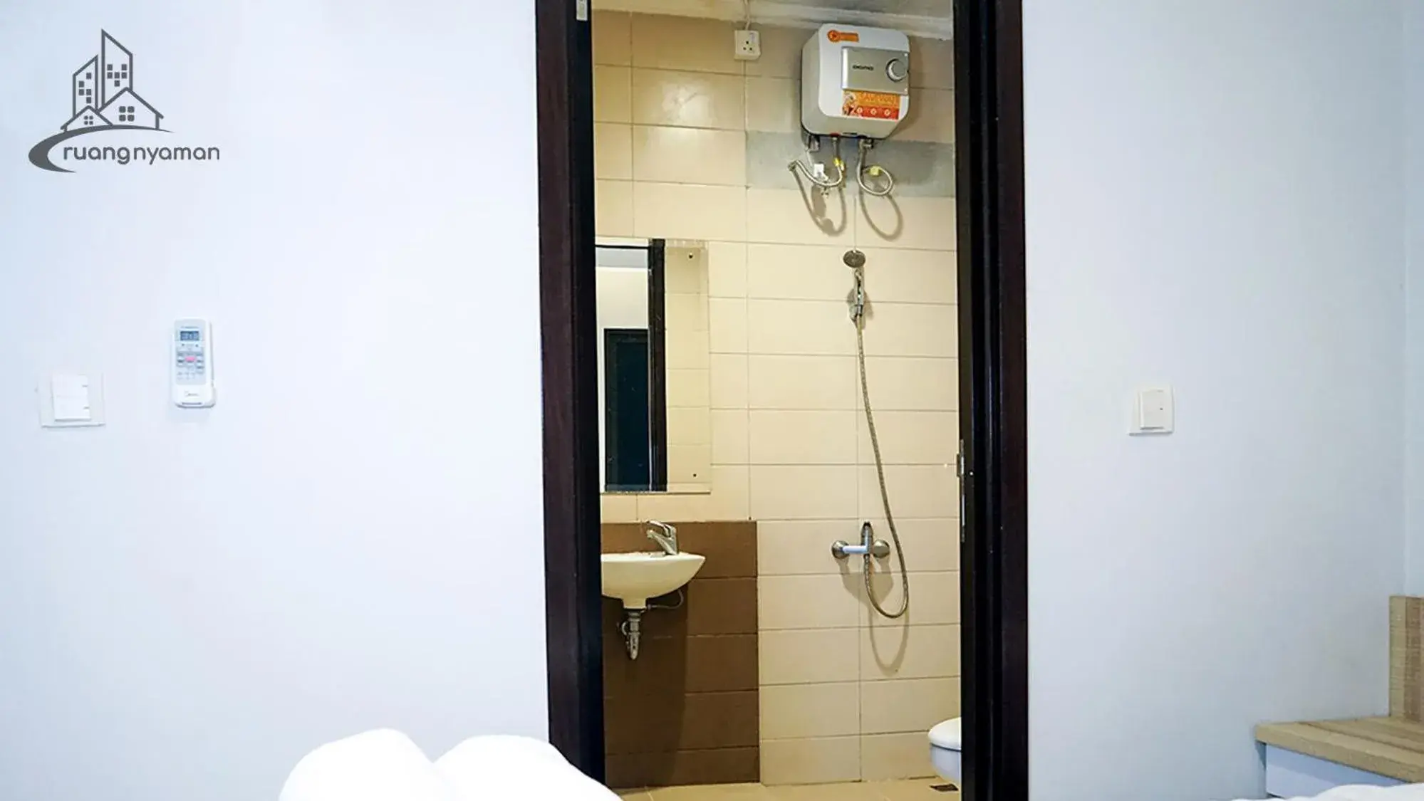 Bathroom in Regentown Near ICE BSD Bathroom in Regentown Near ICE BSD