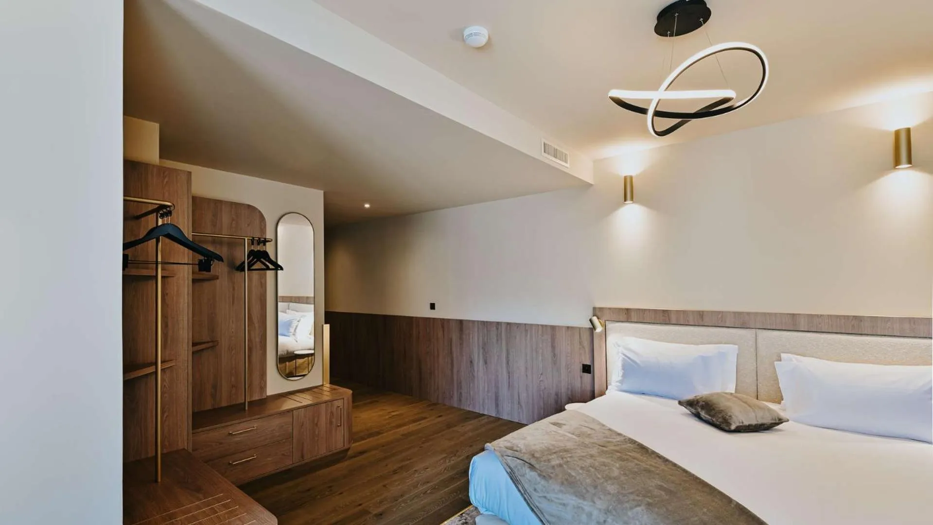 Patio, Bed in Keystone Hôtel & Spa