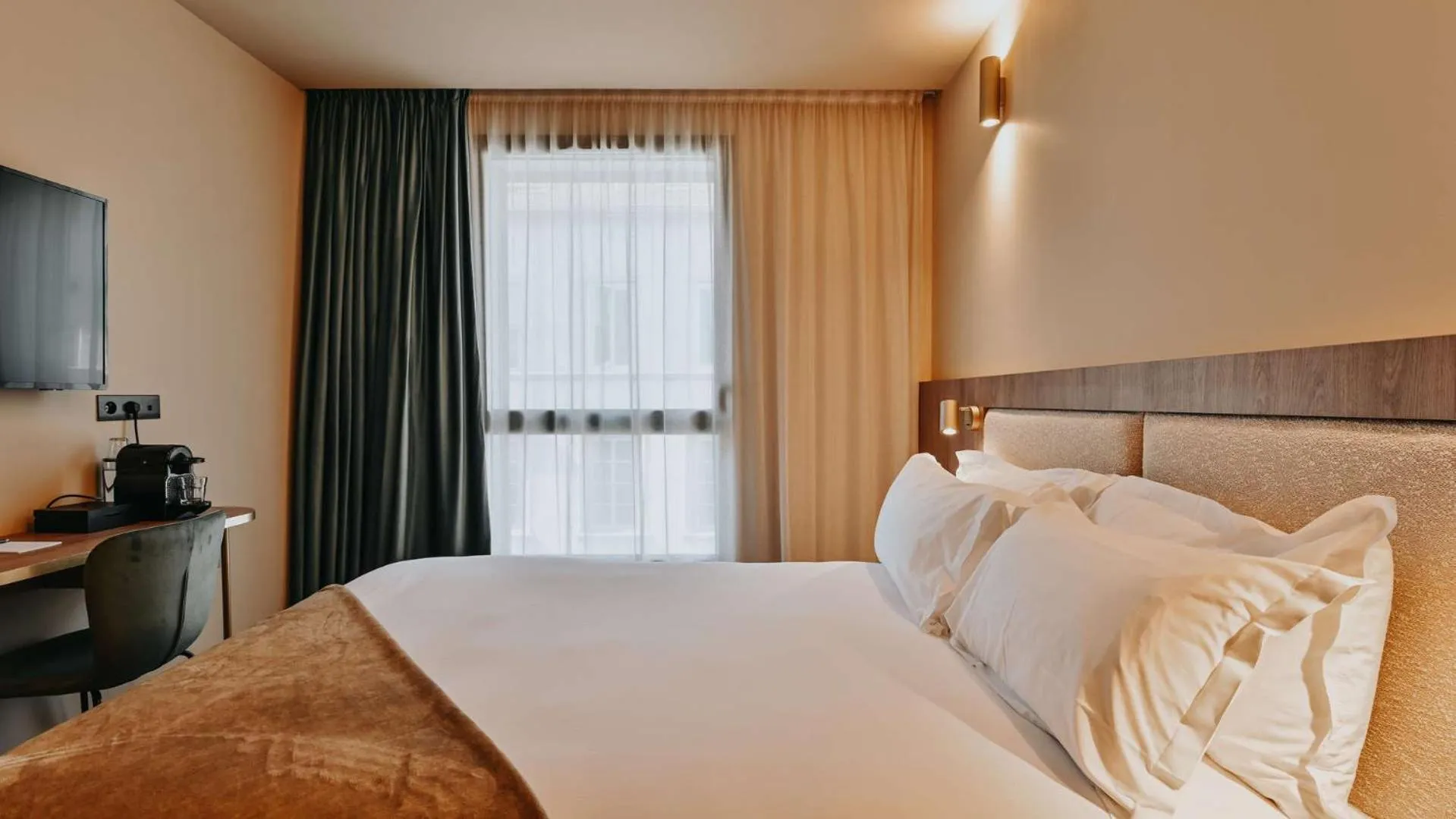 Shower, Bed in Keystone Hôtel & Spa