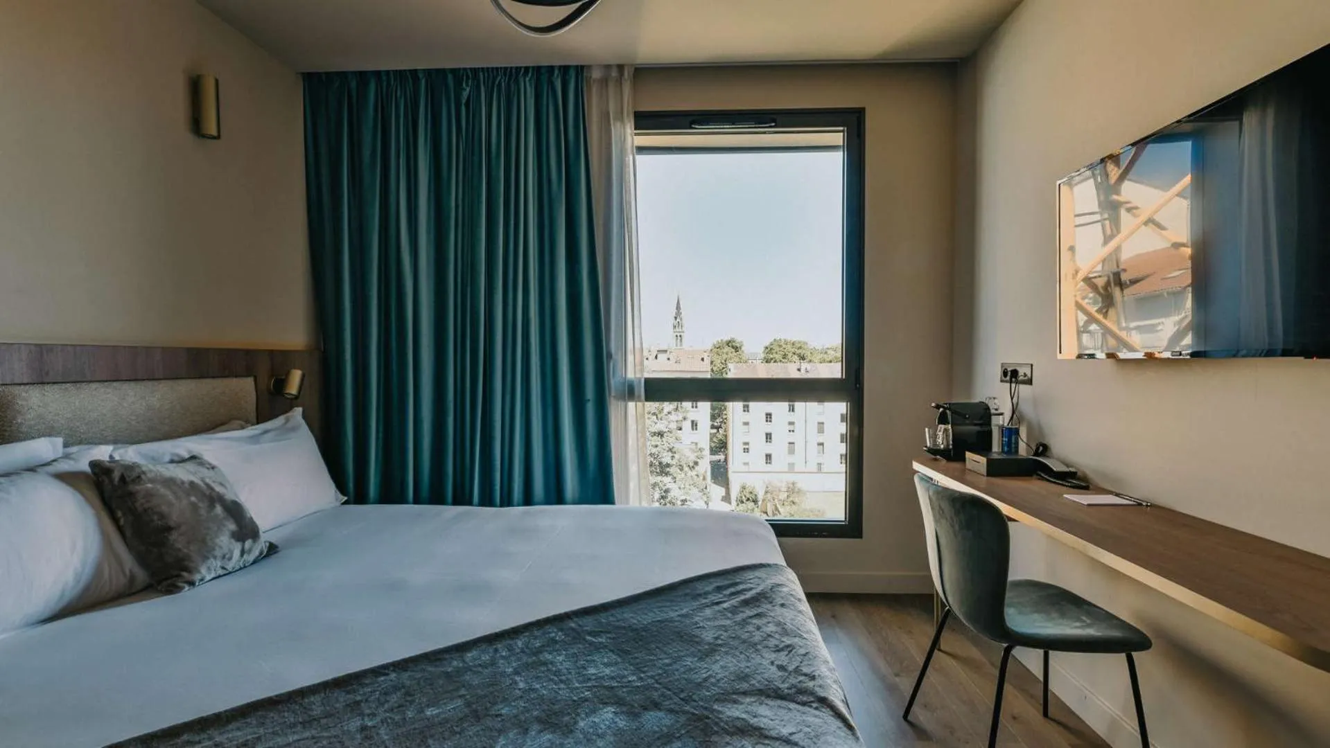 View (from property/room), Bed in Keystone Hôtel & Spa