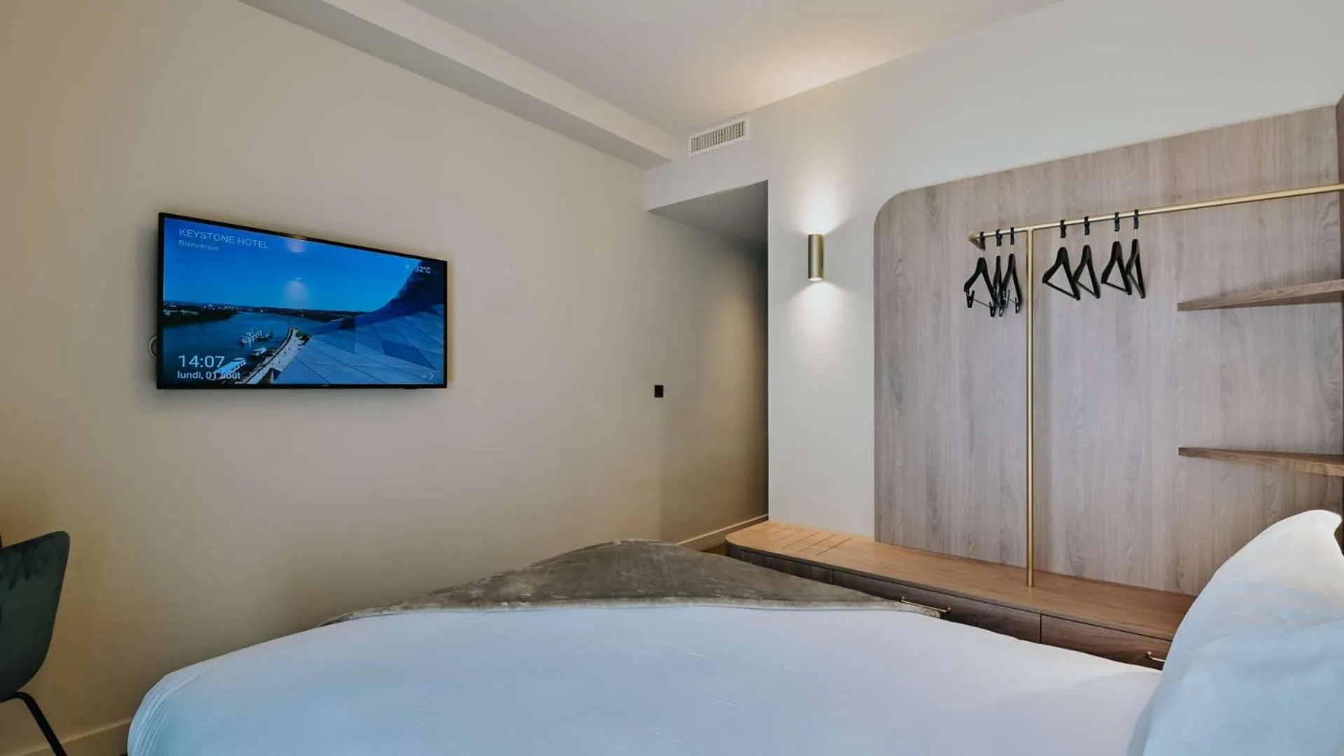 Photo of the whole room, Bed in Keystone Hôtel & Spa