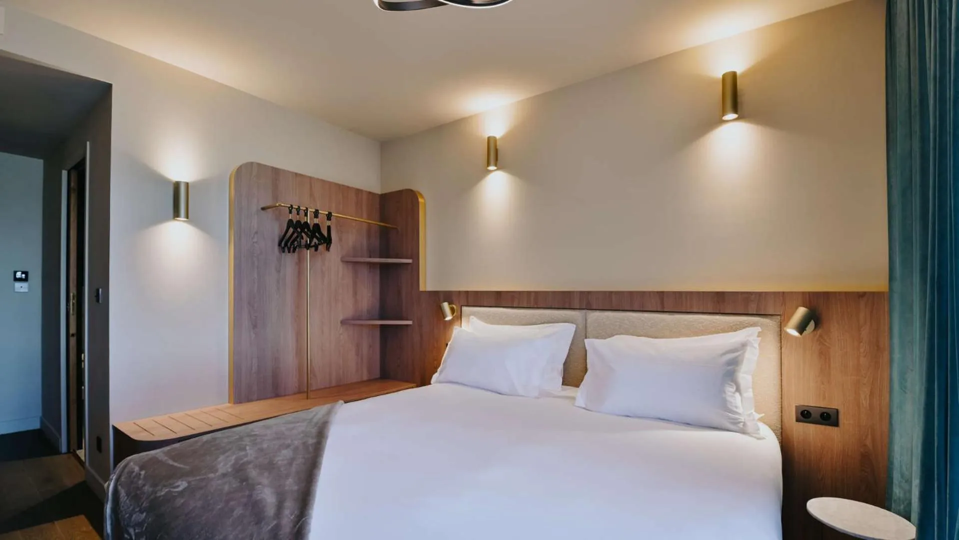 Photo of the whole room, Bed in Keystone Hôtel & Spa