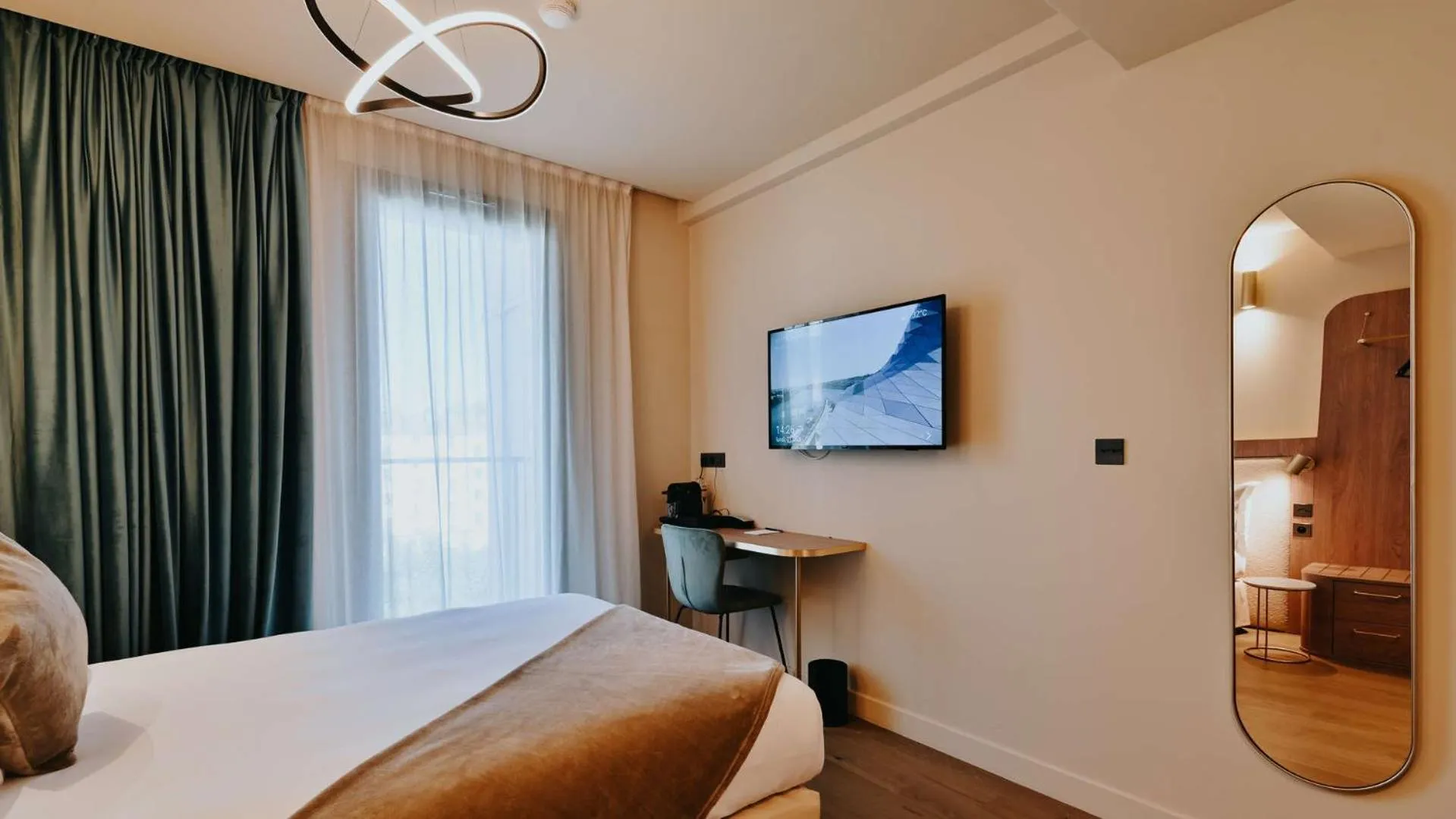 Shower, Bed in Keystone Hôtel & Spa