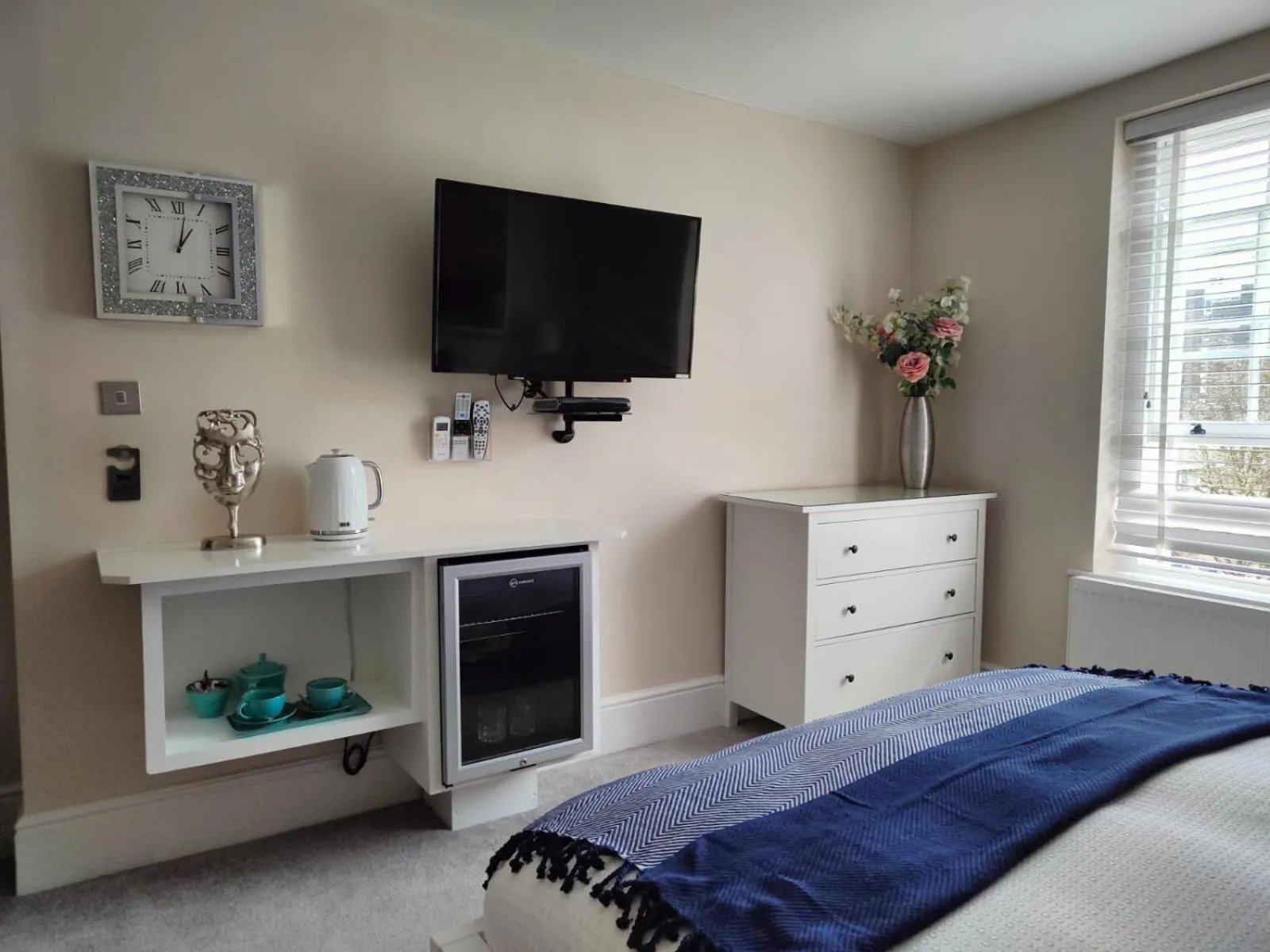 Communal lounge/ TV room, Bed in St Johns Boutique Hotel