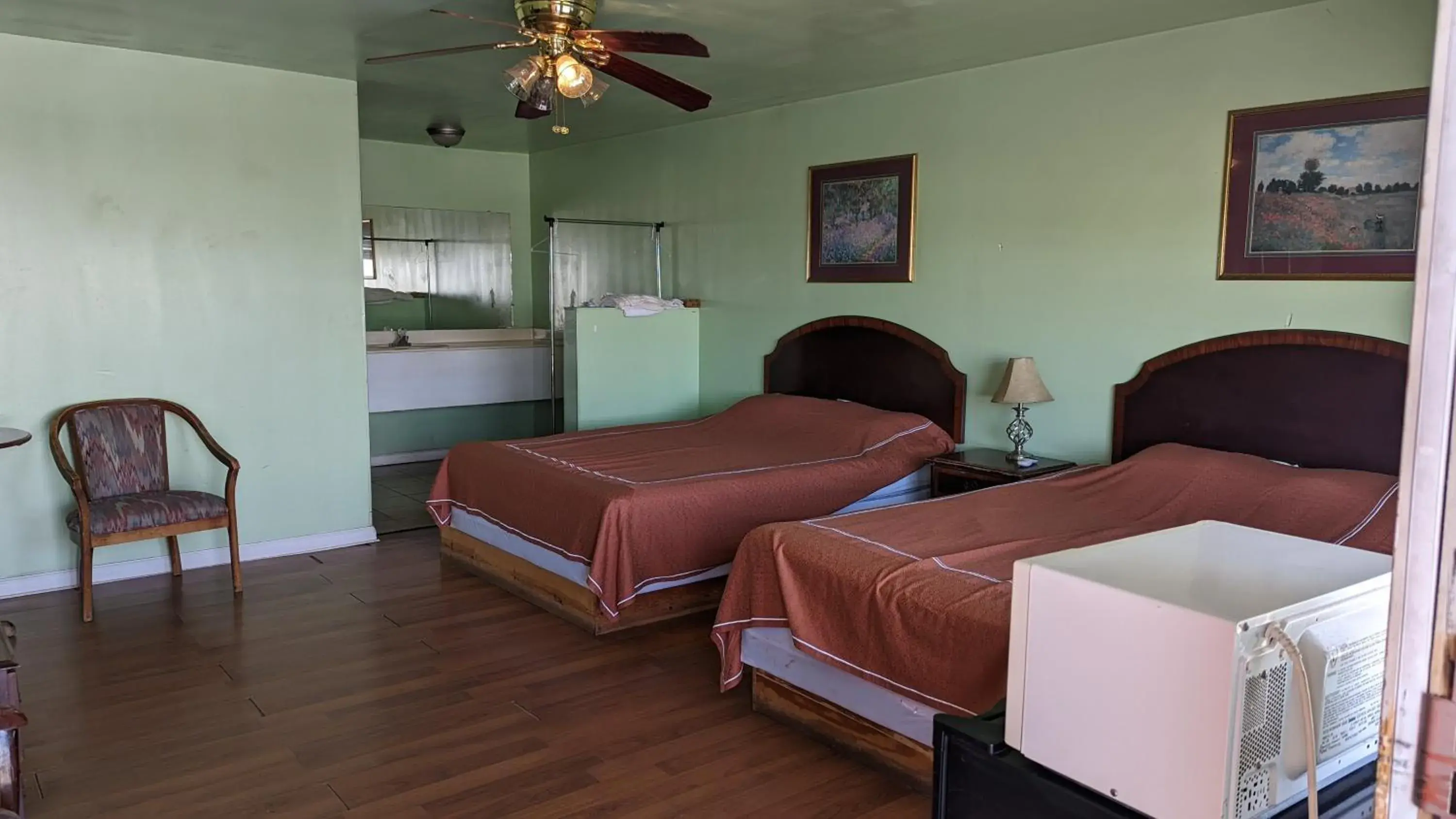 Queen Studio in Canadian Inn Queen Studio in Canadian Inn