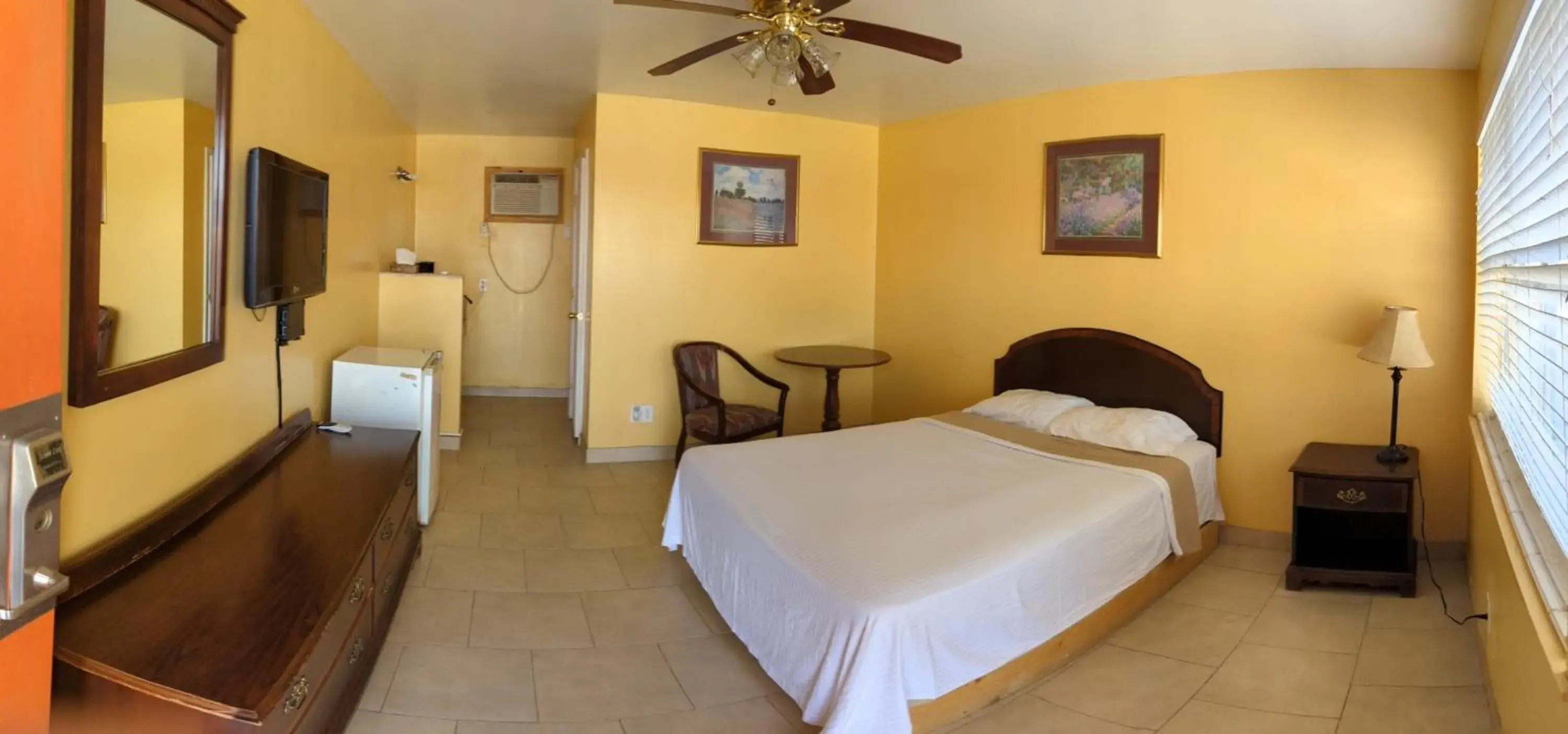 Queen Room - single occupancy in Canadian Inn Queen Room - single occupancy in Canadian Inn