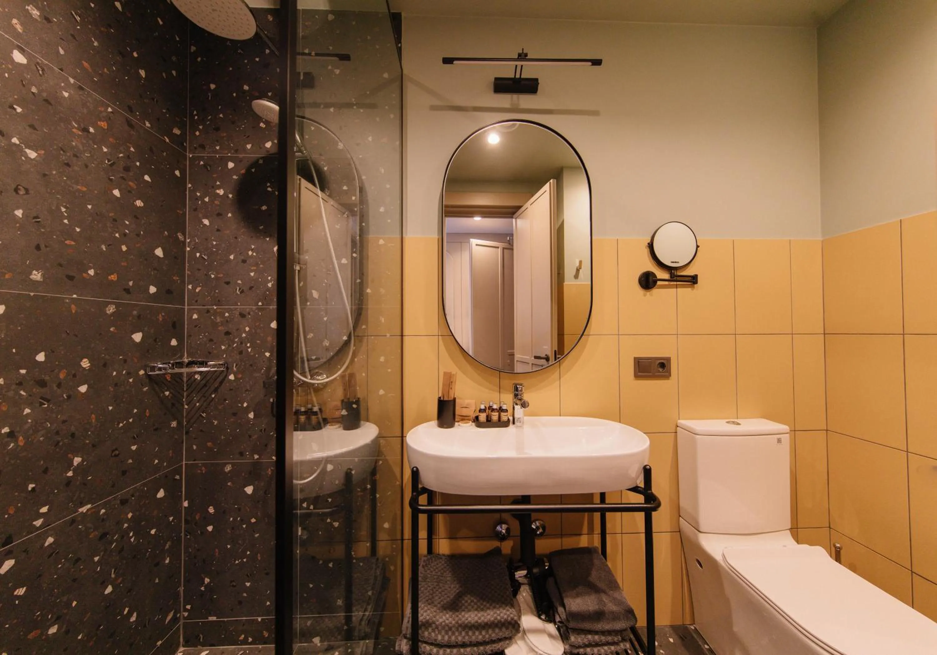 Shower in STROFI Boutique Hotel