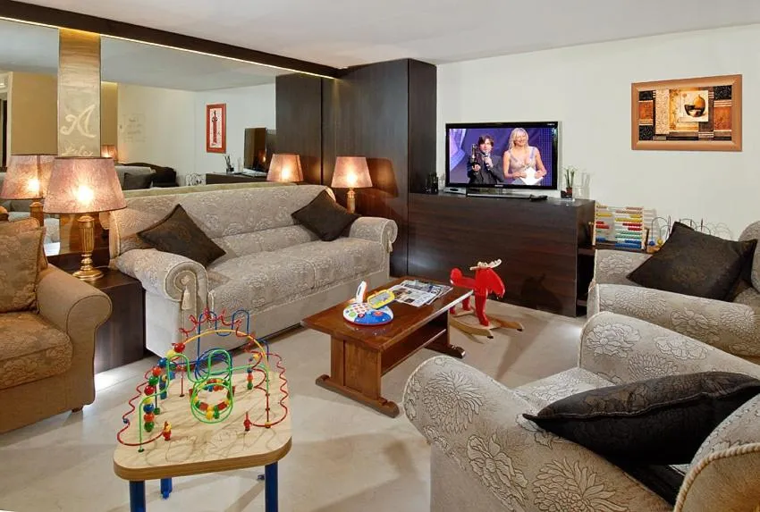 Communal lounge/ TV room in Hotel Argentina