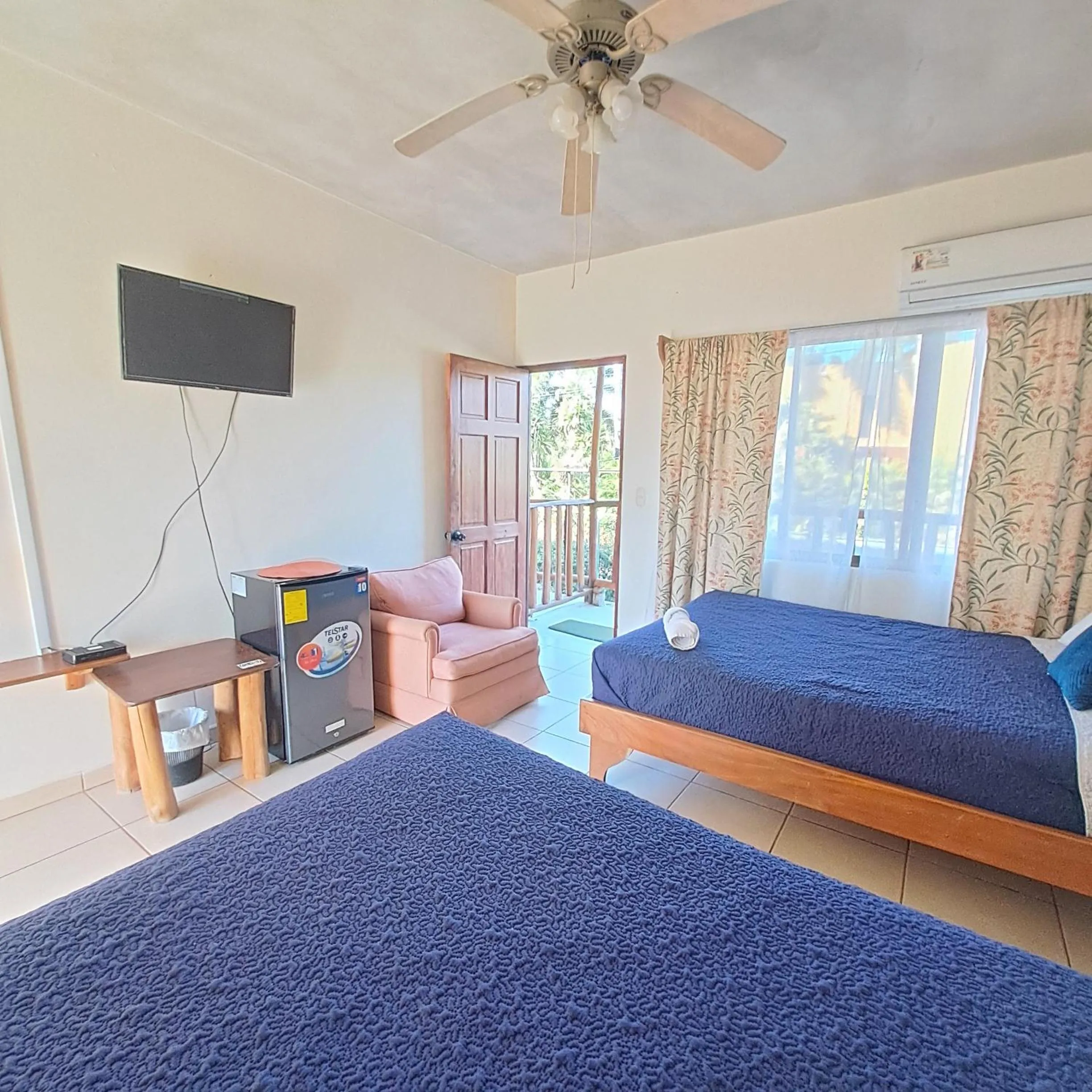 Photo of the whole room, Bed in Georgi, Junquillal