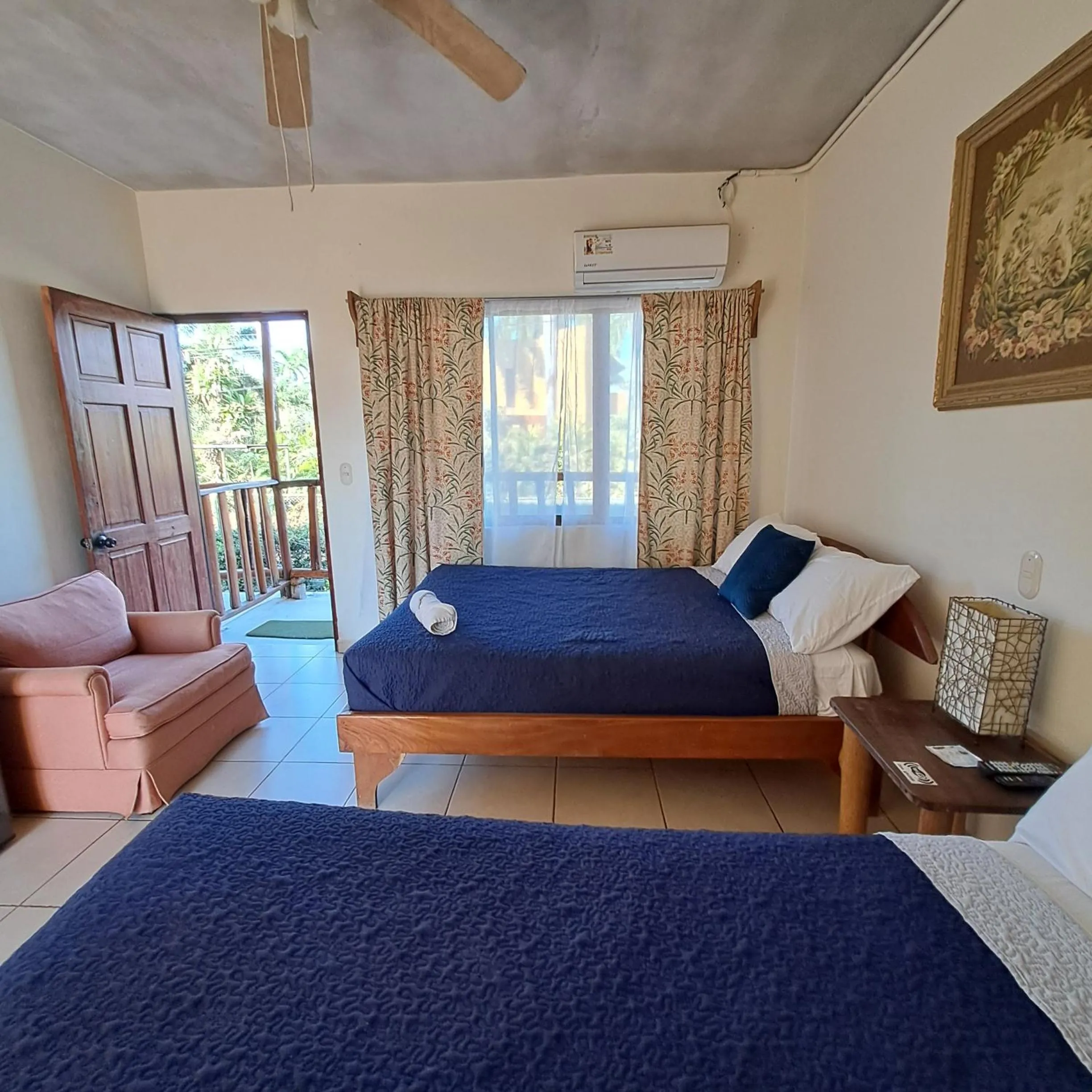 Photo of the whole room, Bed in Georgi, Junquillal