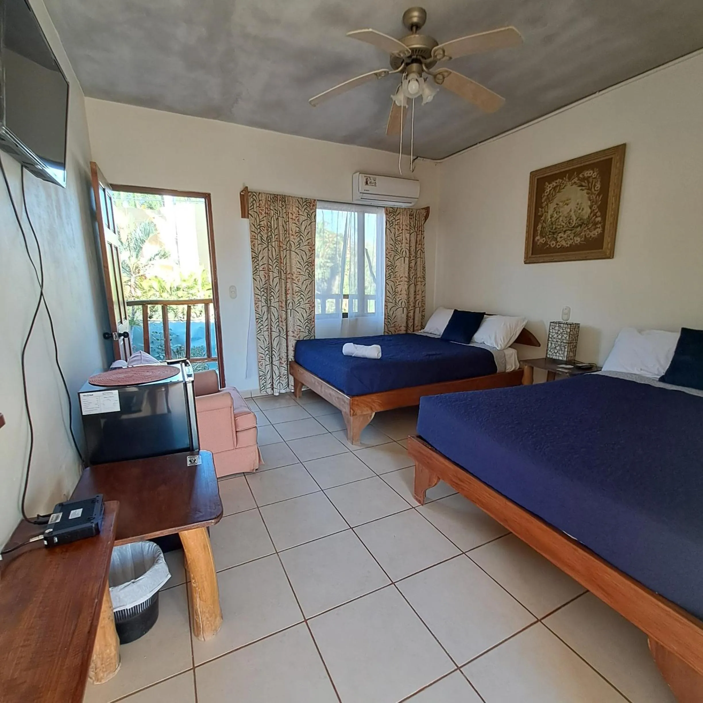 Photo of the whole room, Bed in Georgi, Junquillal