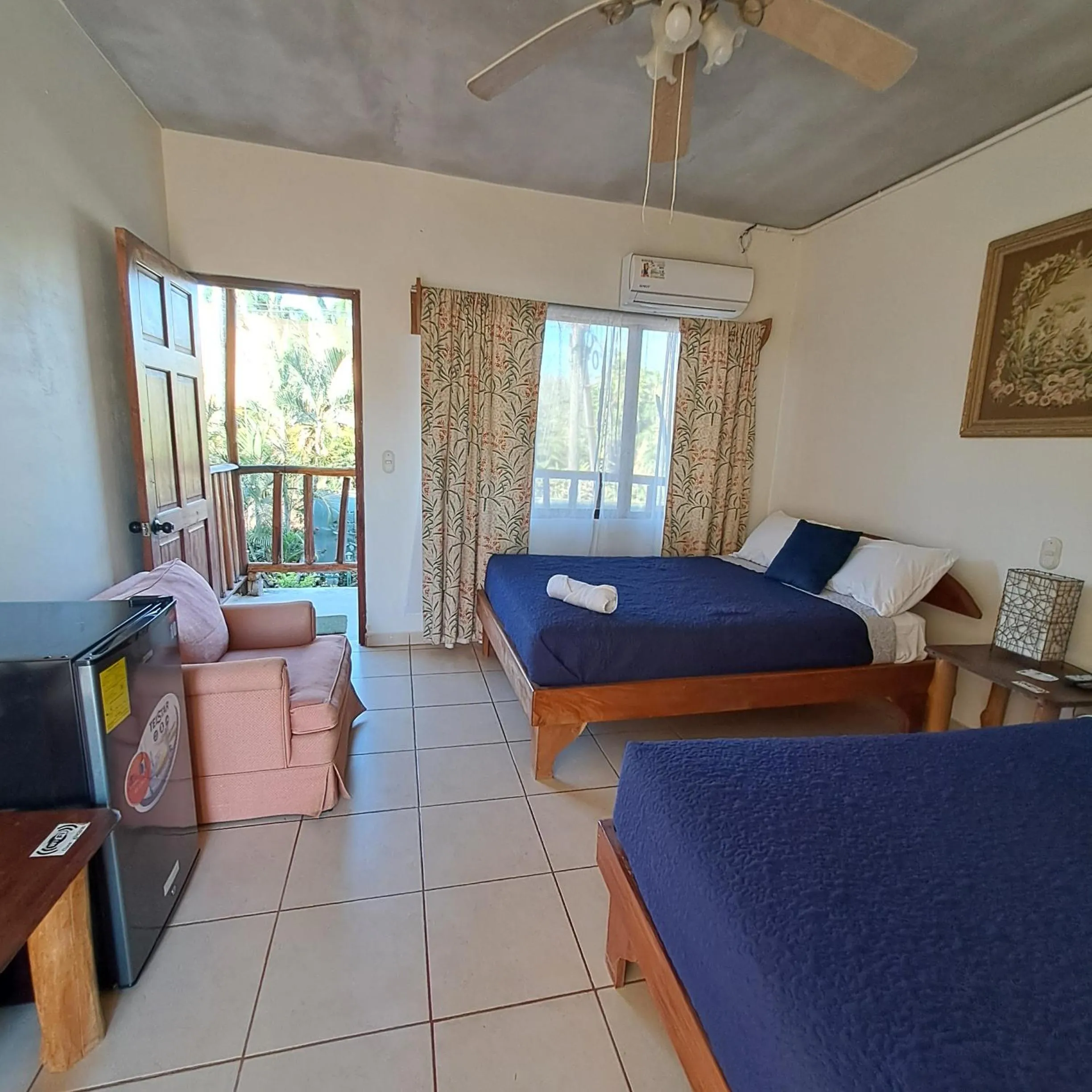 Photo of the whole room, Bed in Georgi, Junquillal