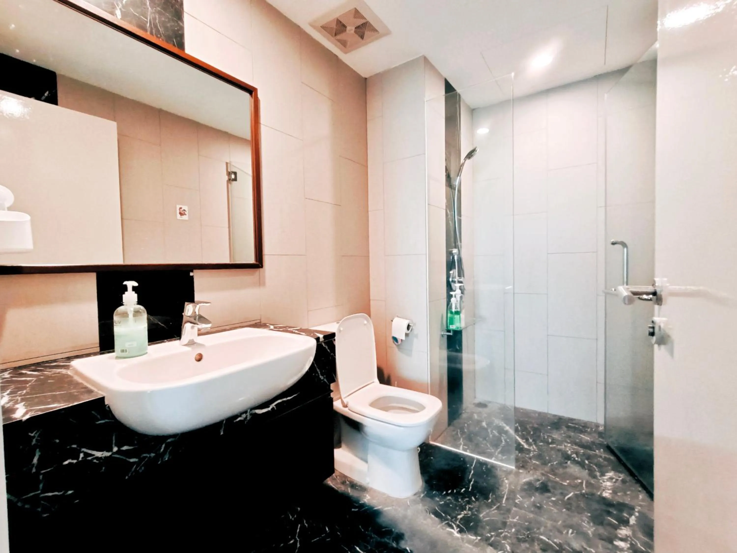 Bathroom in THE LANDMARK BY KATANA New 3BR Grand Seaview Homestay at Gurney 无敌海景三房套房