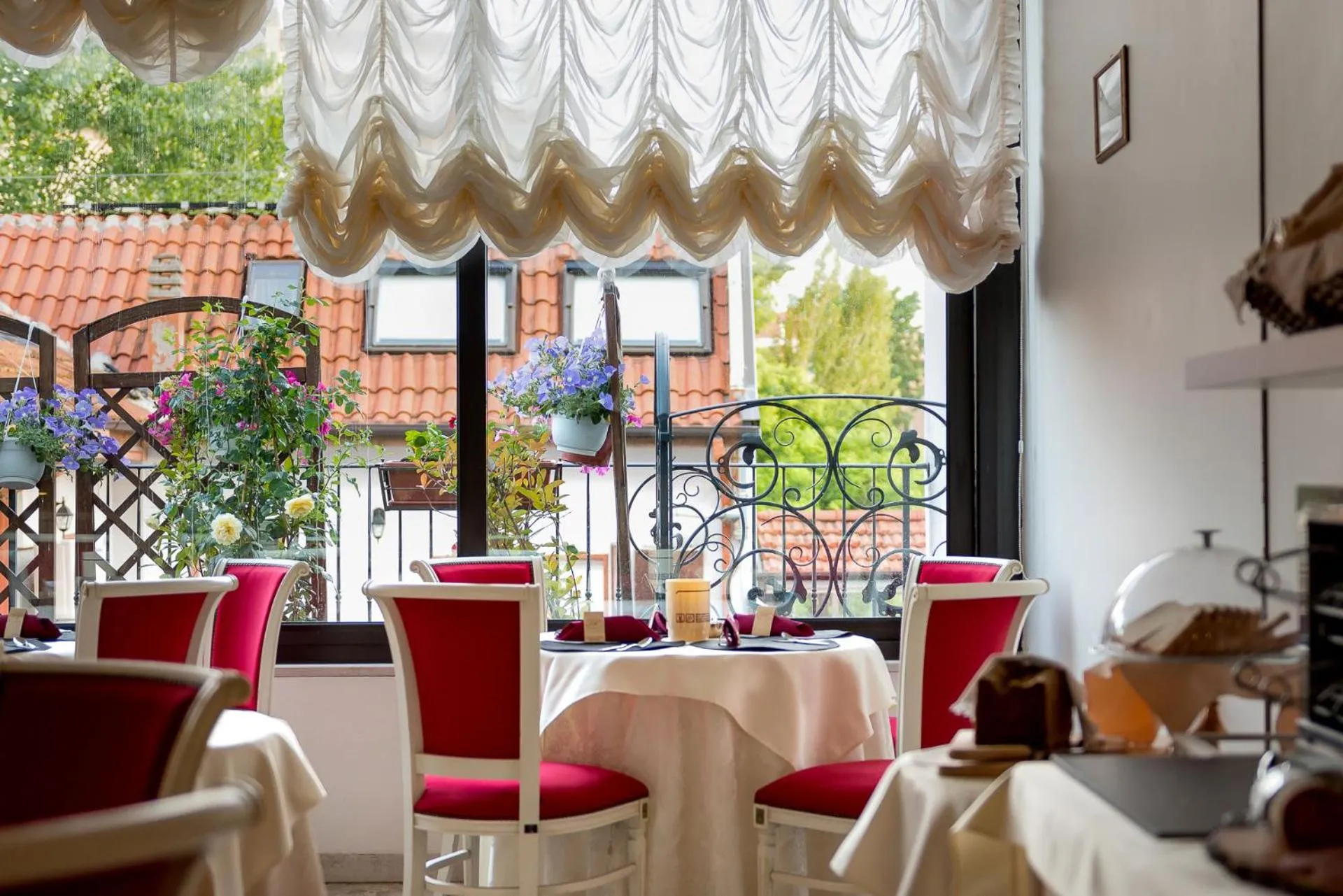 Restaurant/places to eat in Hotel President