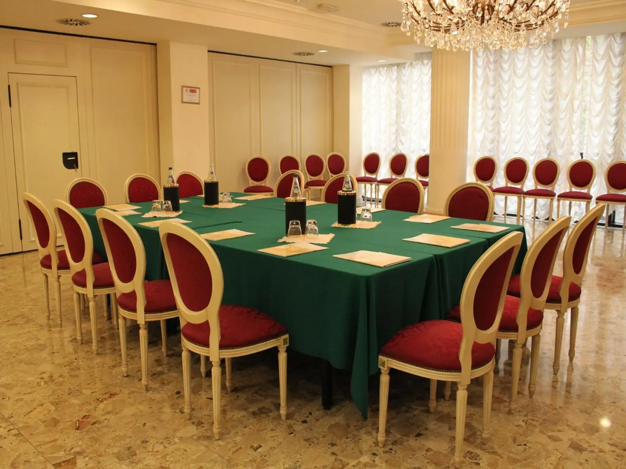 Business facilities in Hotel President