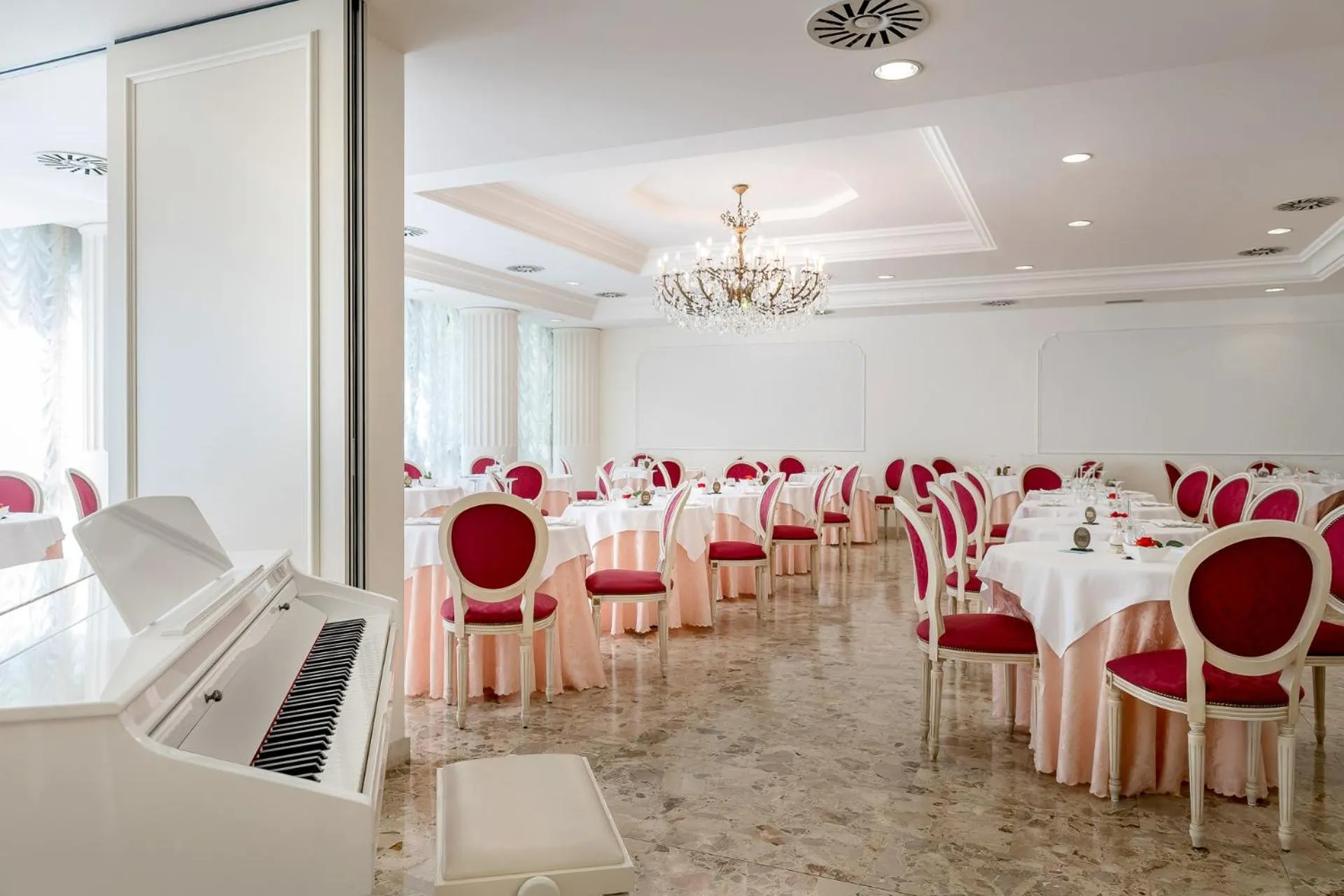 Restaurant/places to eat in Hotel President