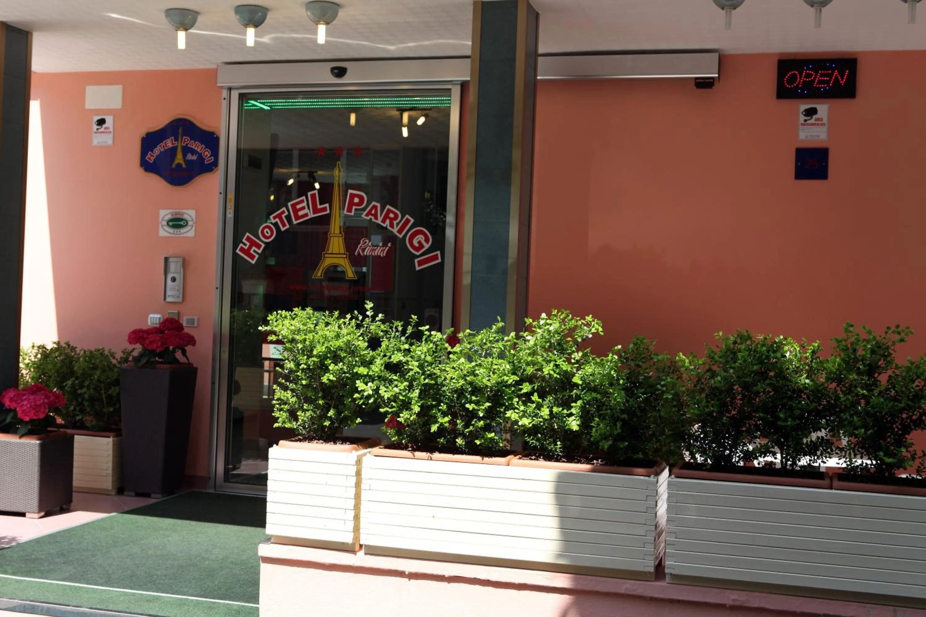 Facade/entrance in Hotel Parigi