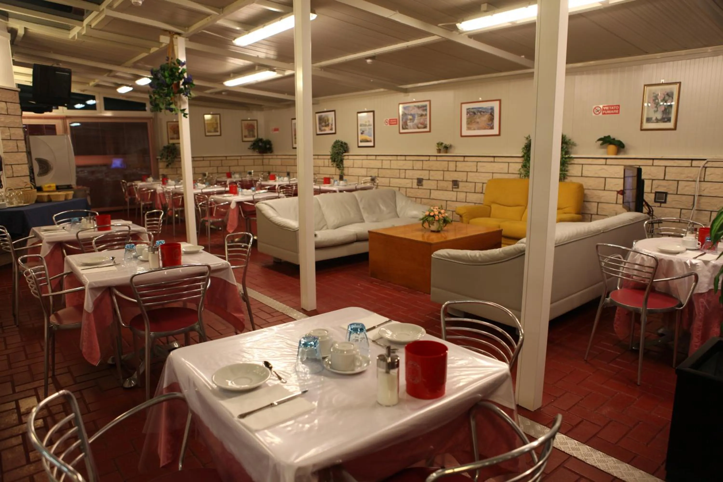 Restaurant/places to eat in Hotel Parigi