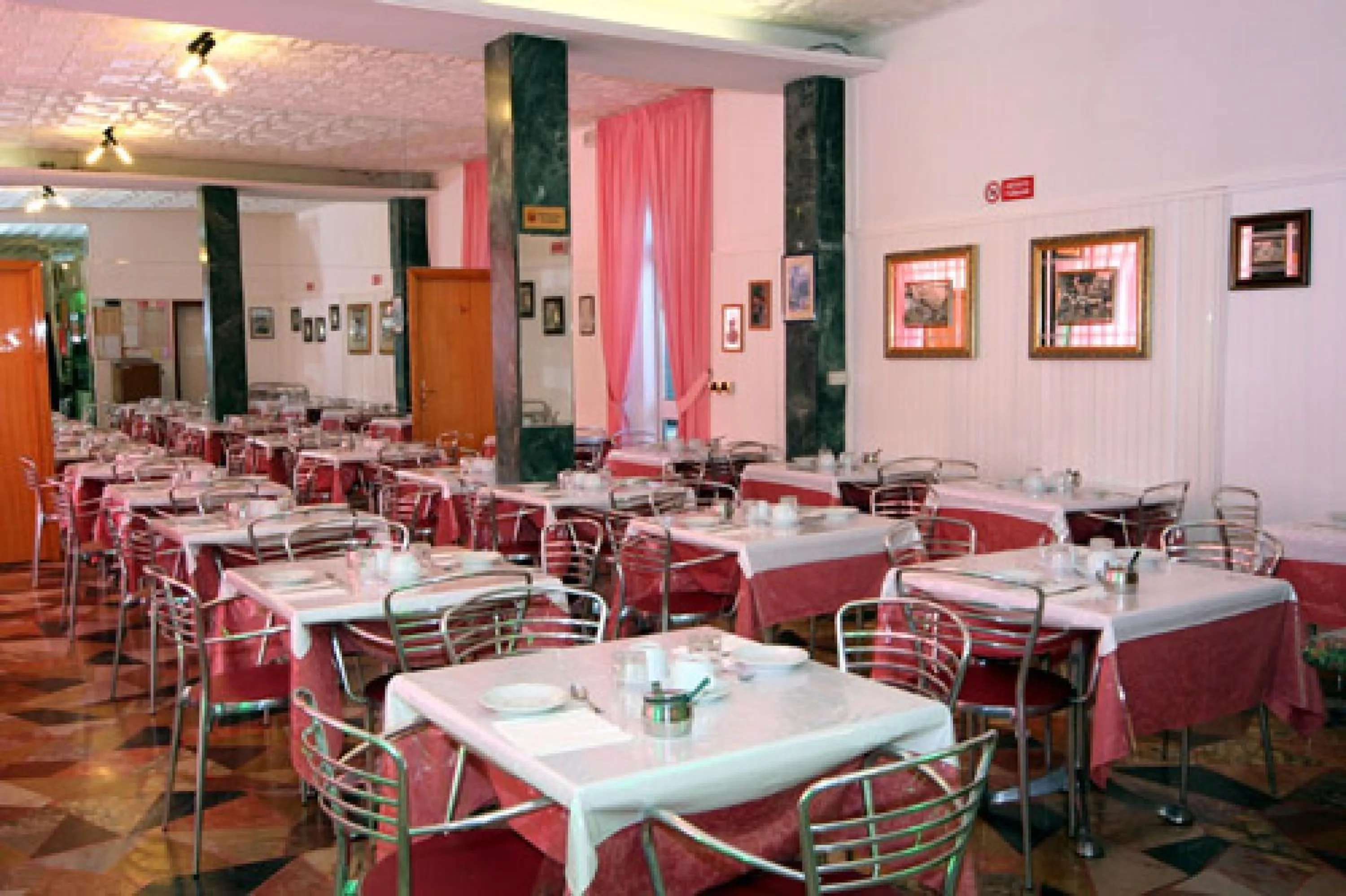 Restaurant/places to eat in Hotel Parigi