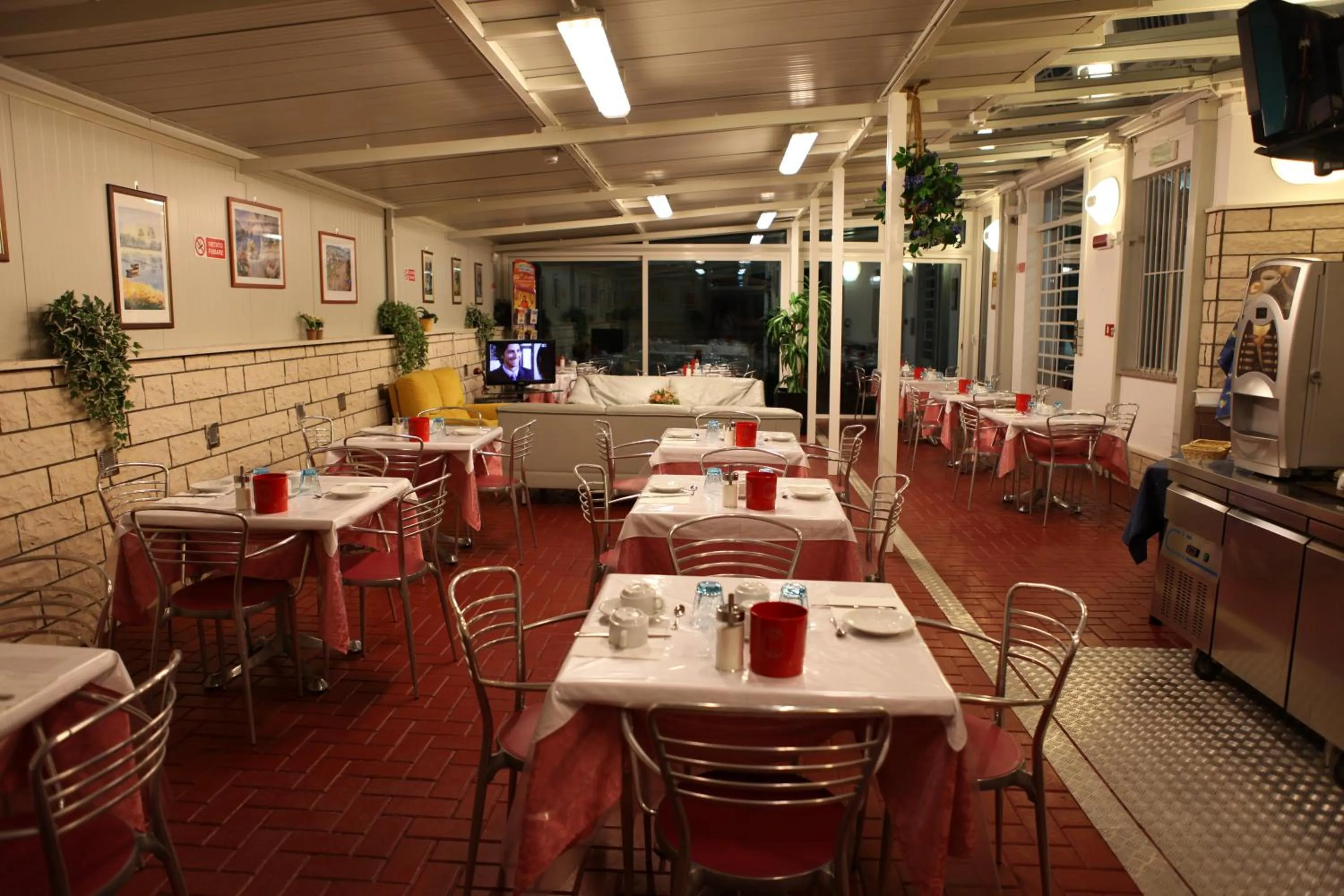 Restaurant/places to eat in Hotel Parigi