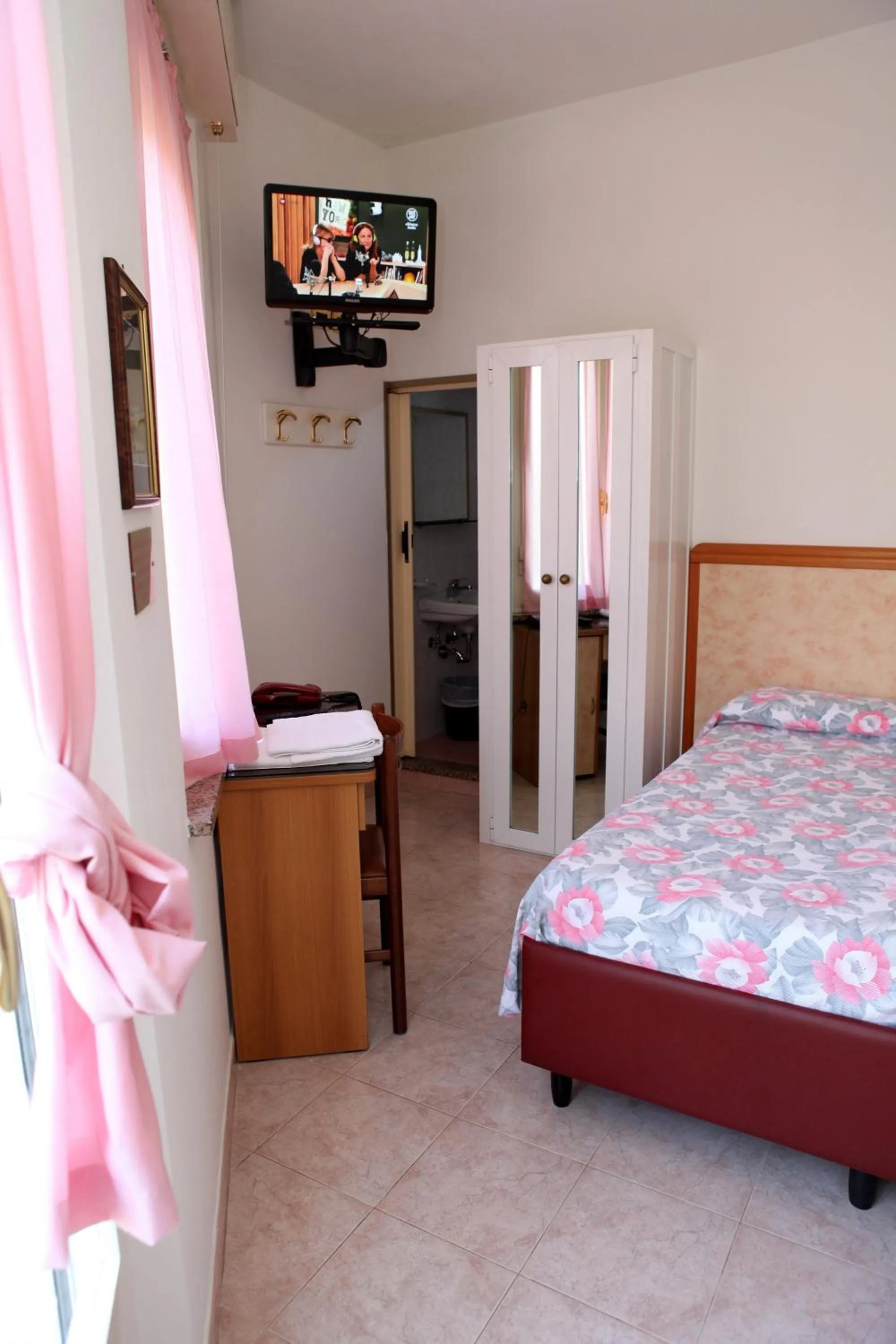 Photo of the whole room in Hotel Parigi