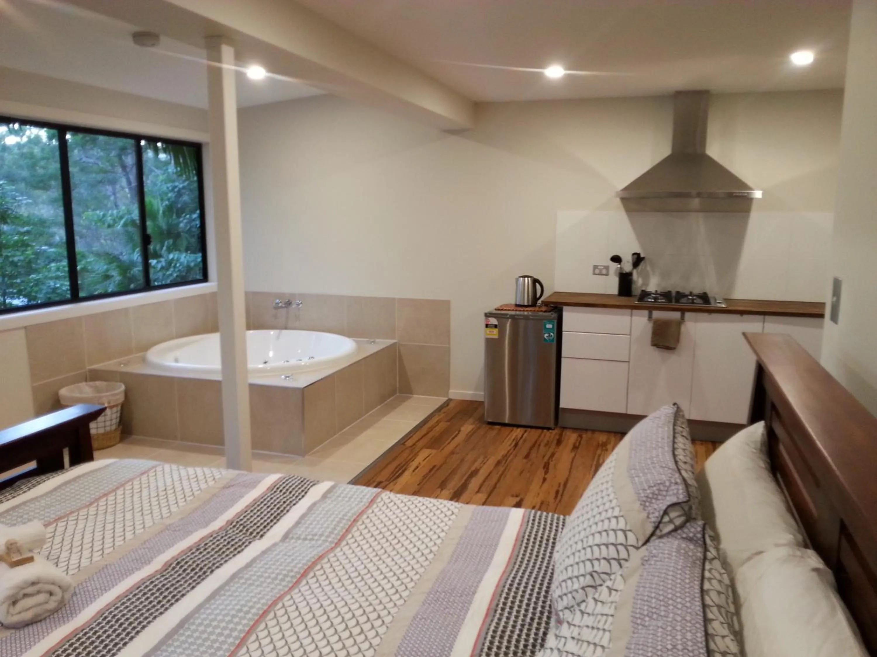 Photo of the whole room, Bed in Alaya Ascend