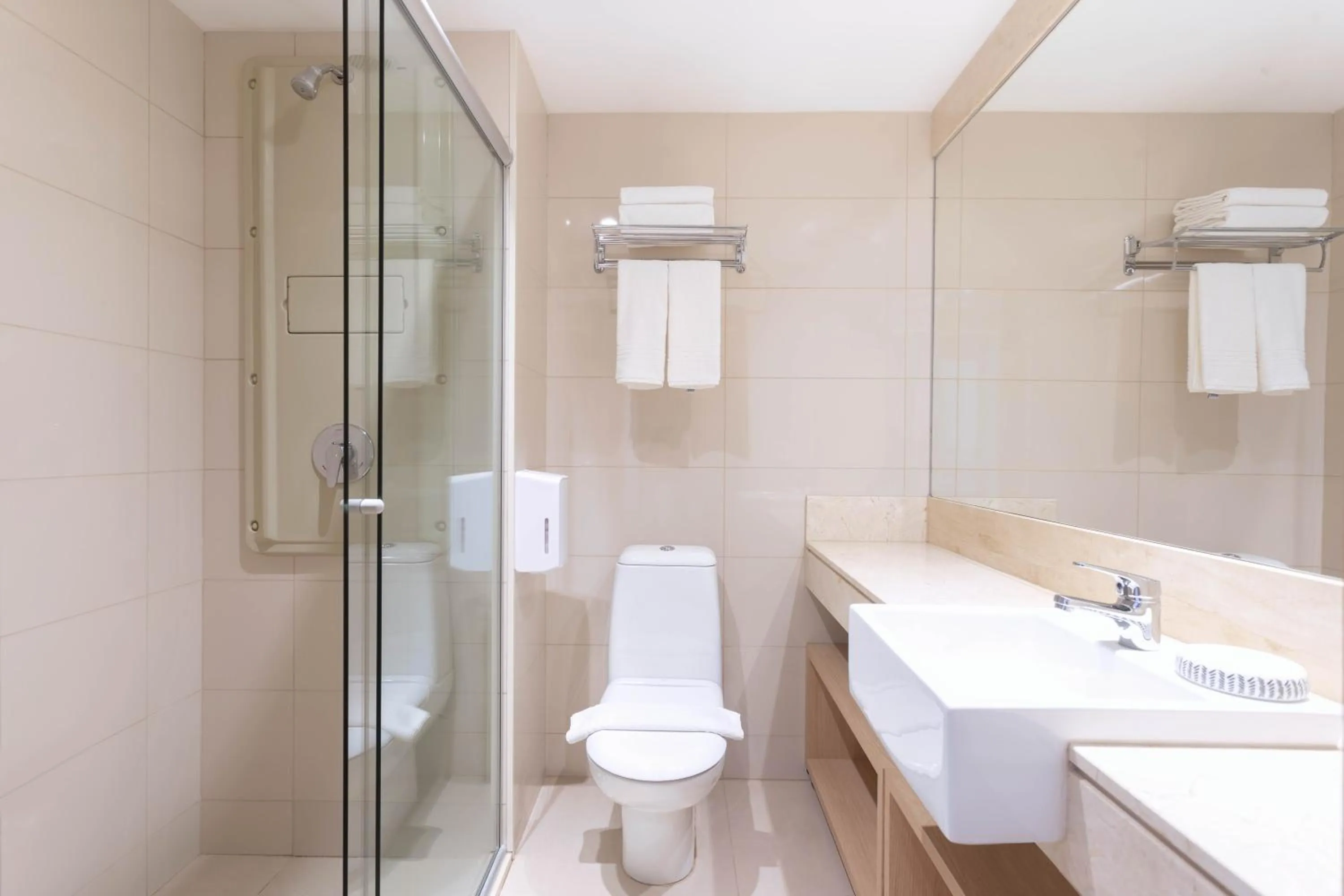 Bathroom in Ramada by Wyndham Brasilia Alvorada