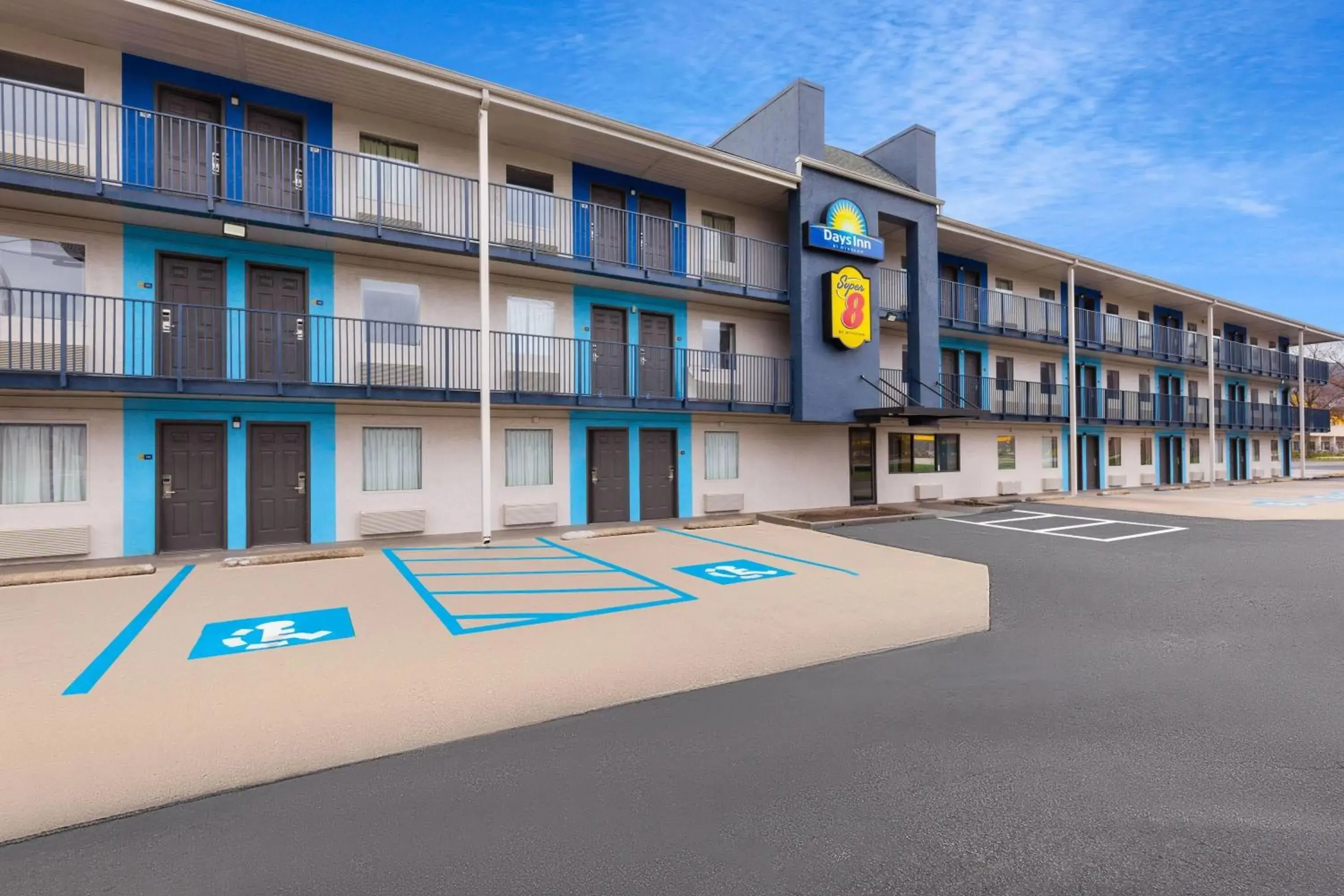 Property building in Super 8 by Wyndham Charleston WV Property building in Super 8 by Wyndham Charleston WV