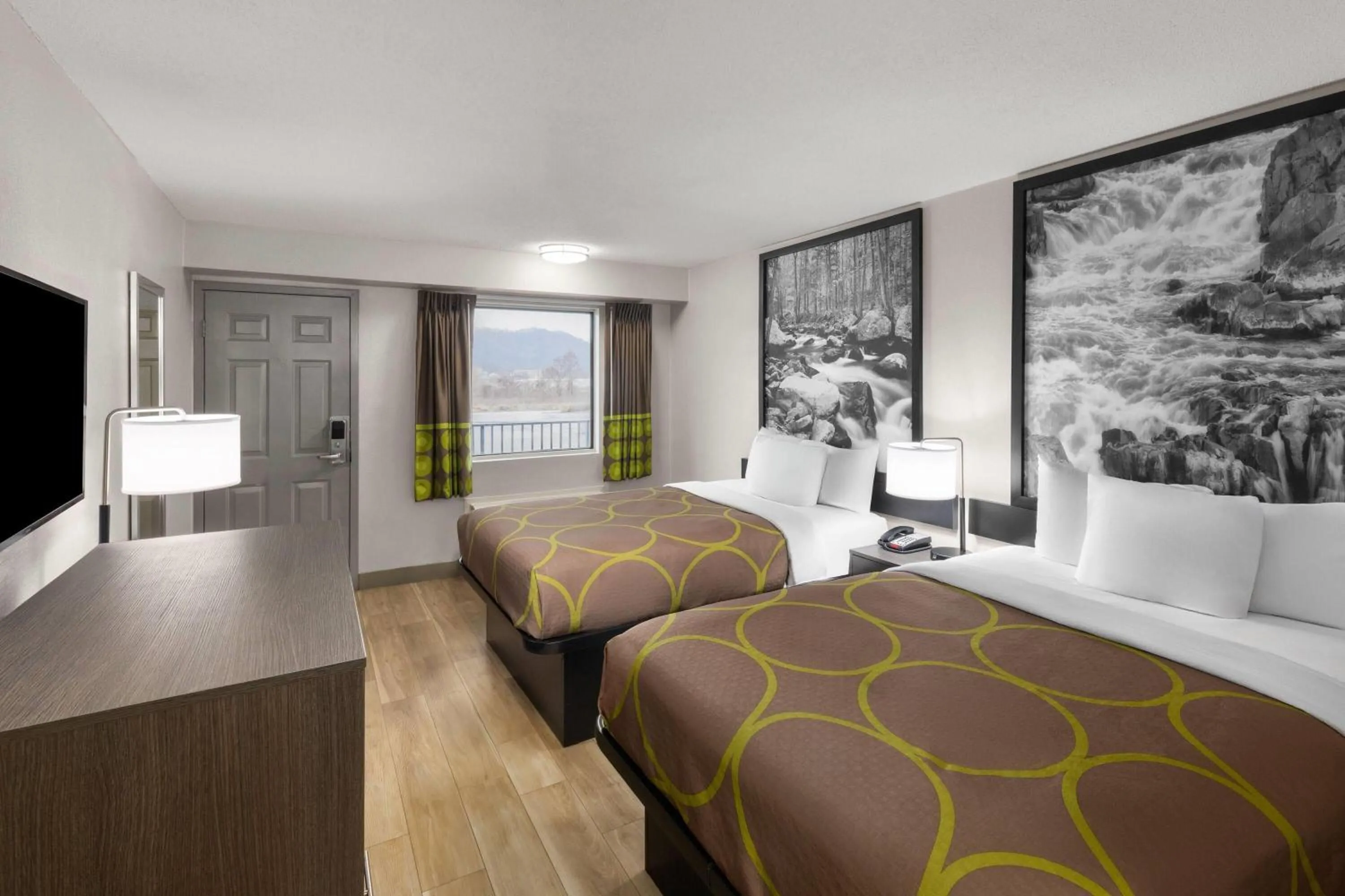 Photo of the whole room, Bed in Super 8 by Wyndham Charleston WV