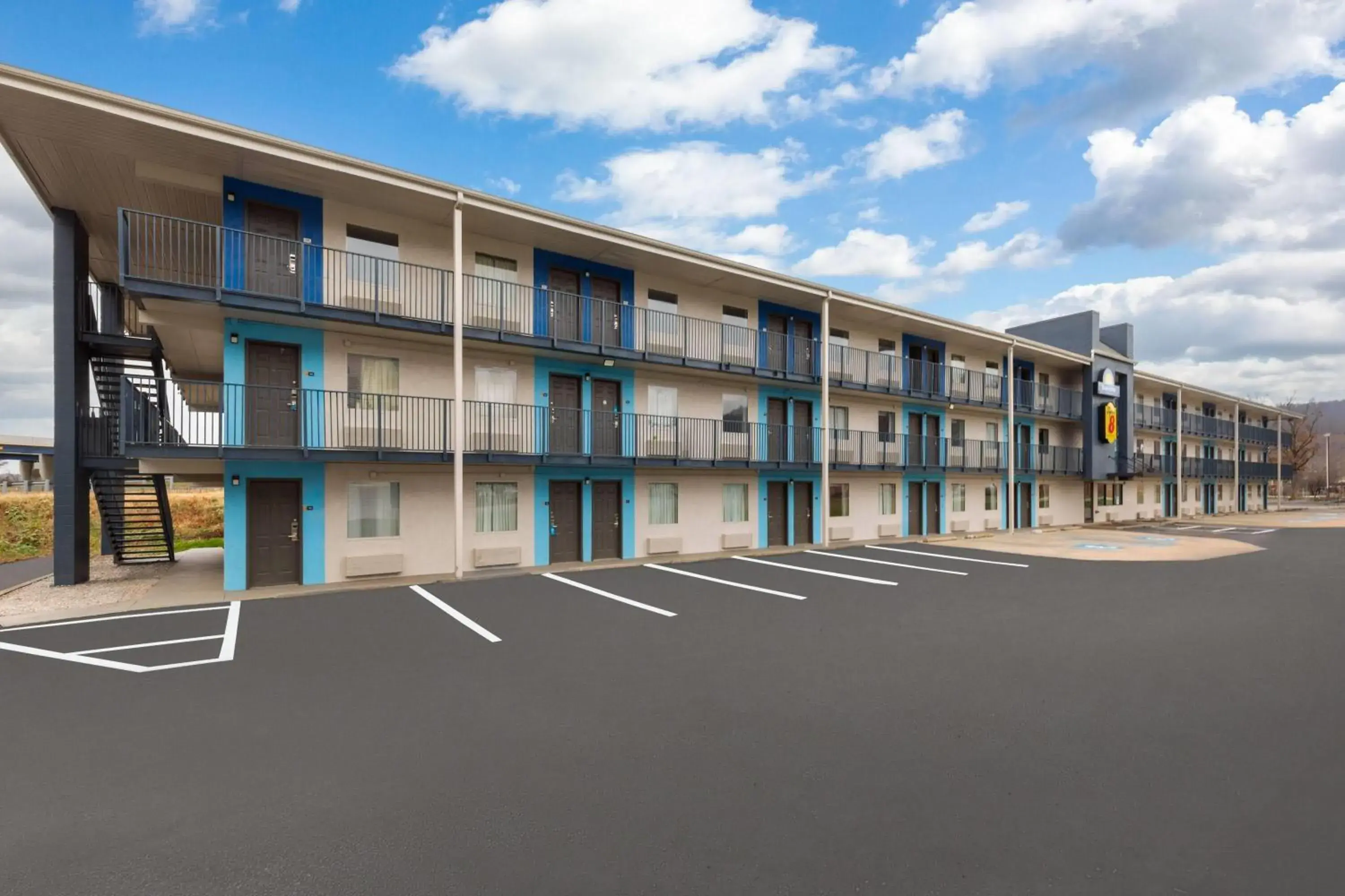 Property building in Super 8 by Wyndham Charleston WV Property building in Super 8 by Wyndham Charleston WV