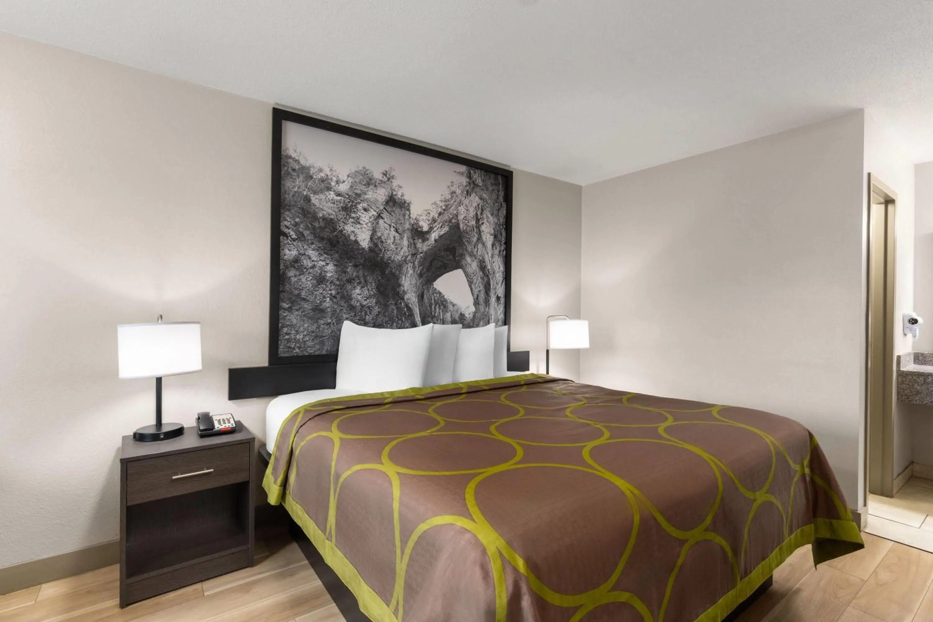 Photo of the whole room, Bed in Super 8 by Wyndham Charleston WV