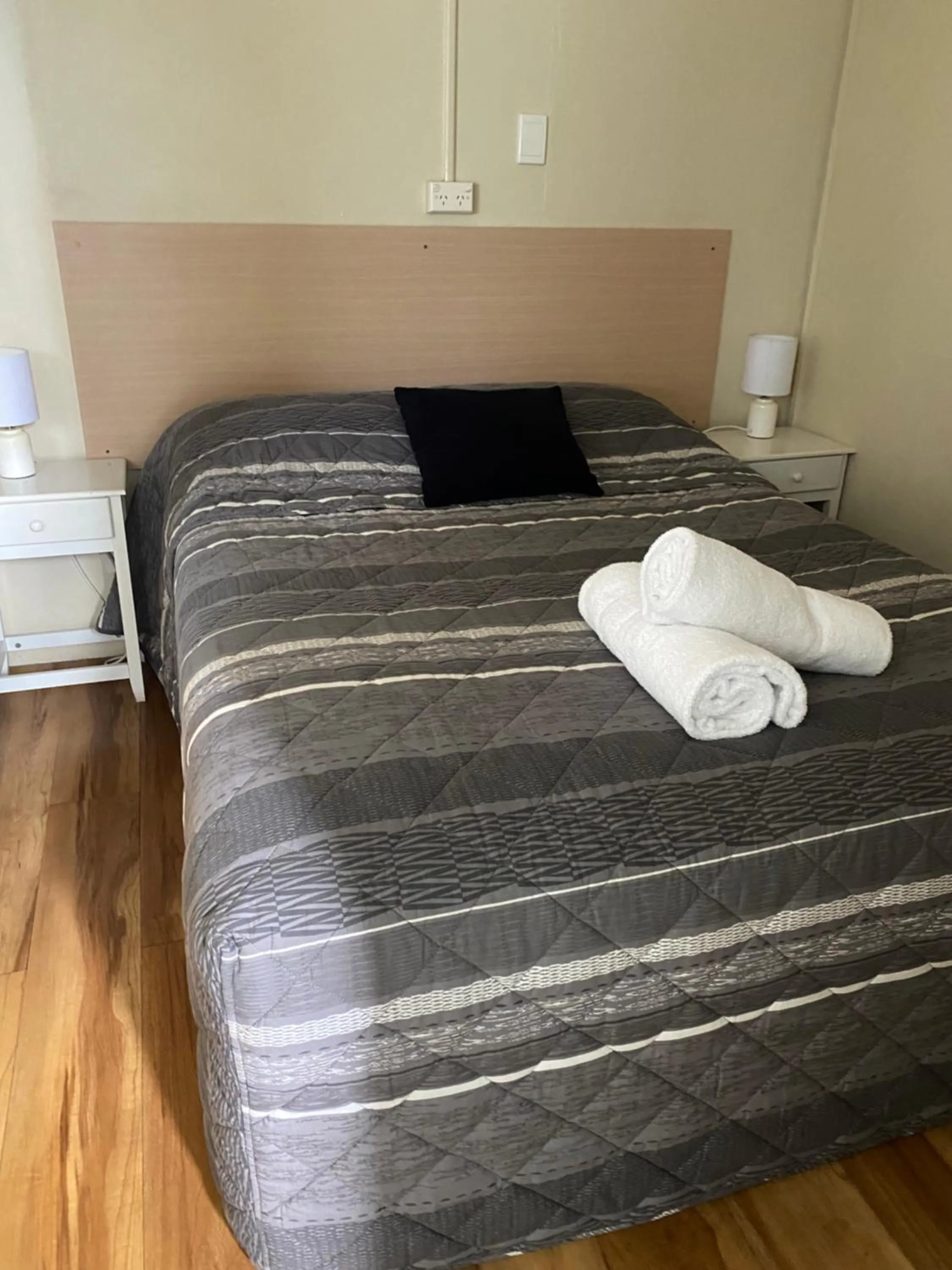 Bed in Plantation Park Motor Inn