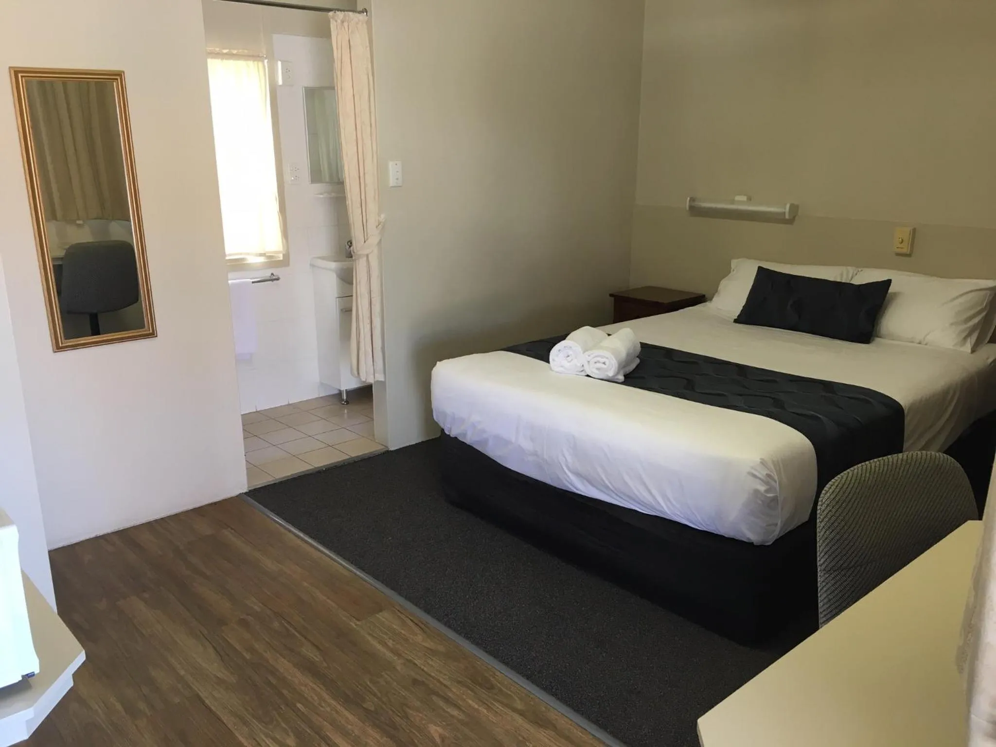 Bed in Plantation Park Motor Inn