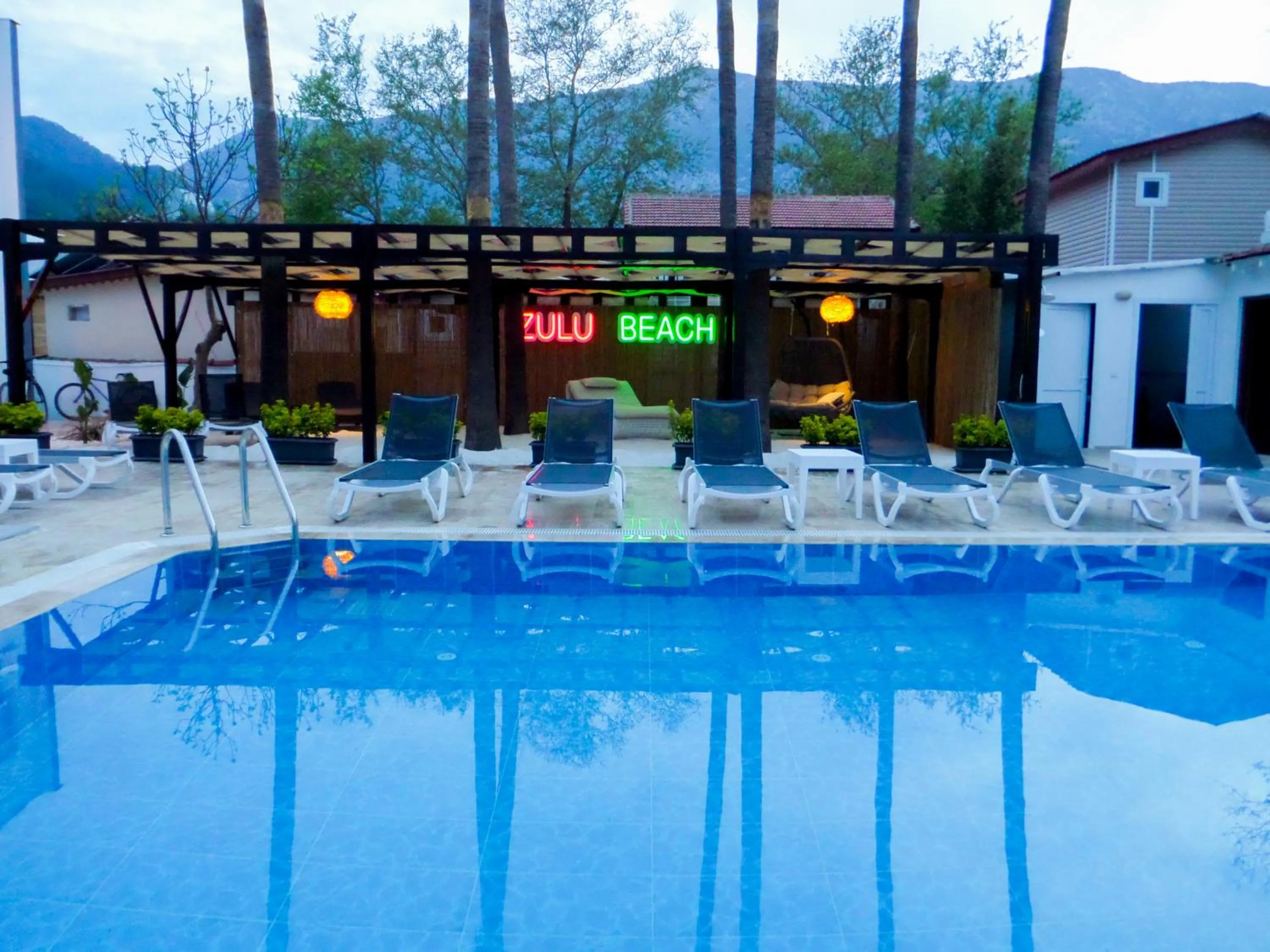 Swimming pool in Zulu Hotel