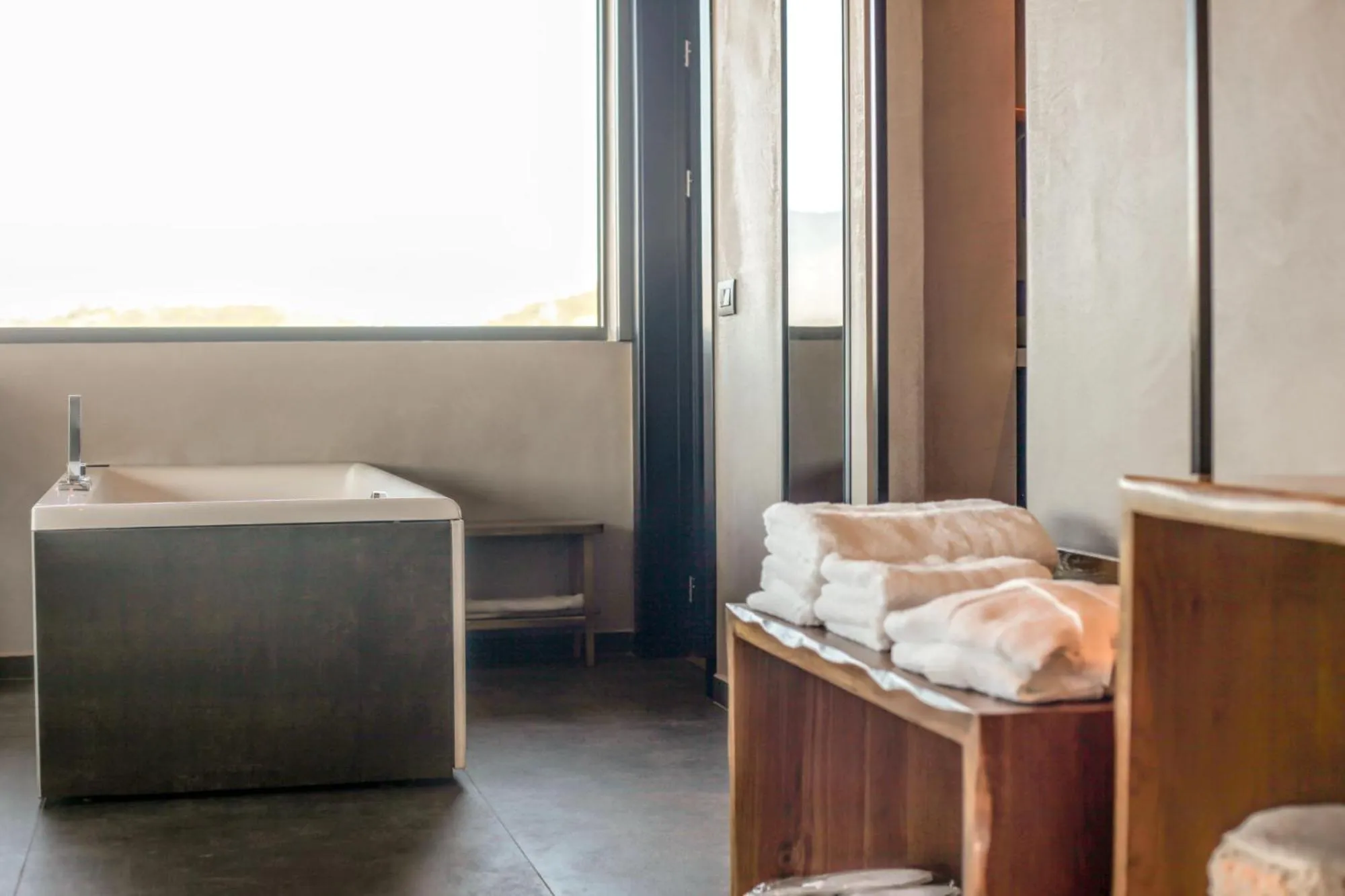 Hot Tub, Bed in Meteora Heaven and Earth premium suites - Adults Friendly