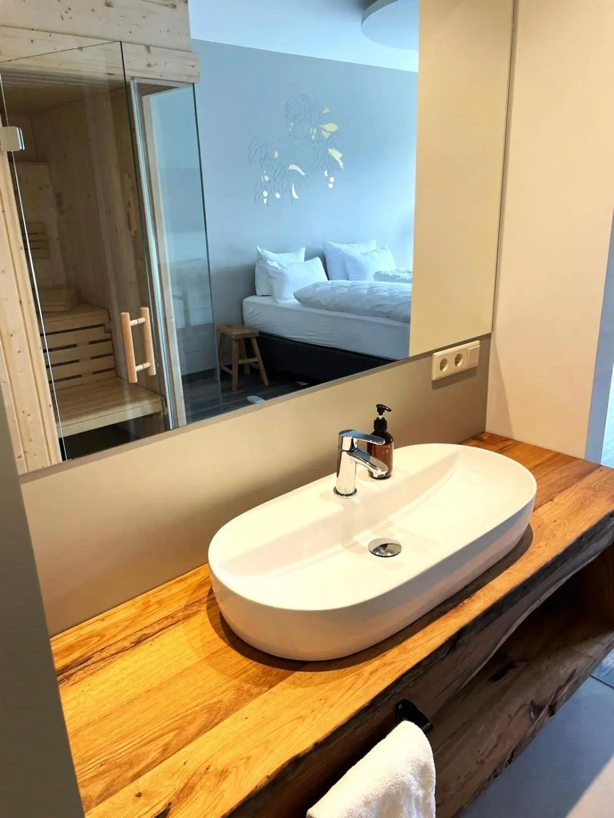 Bathroom, Bed in Hotel Schloss Rattey