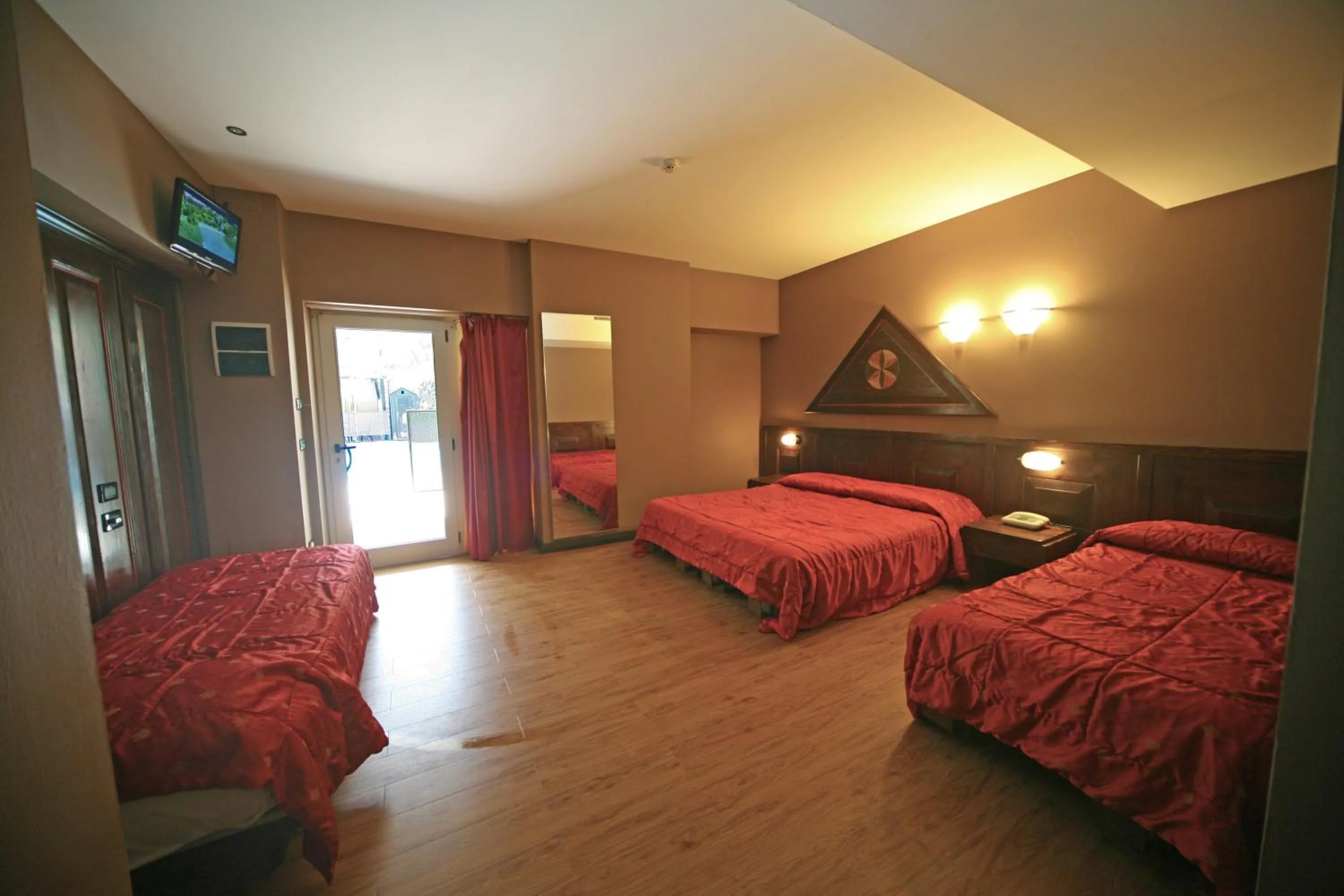 TV and multimedia, Bed in Hotel La Paül